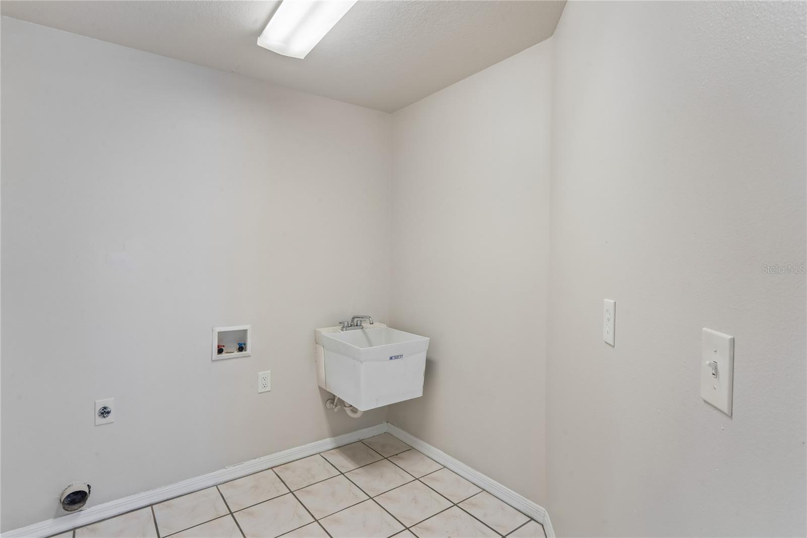 652 SAND RIDGE DR — photo 21