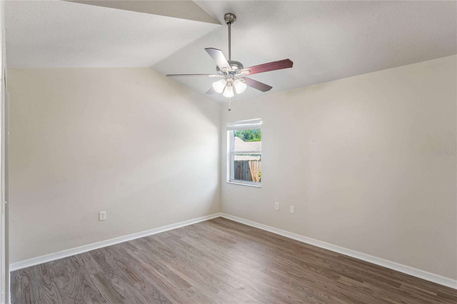 652 SAND RIDGE DR — photo 11