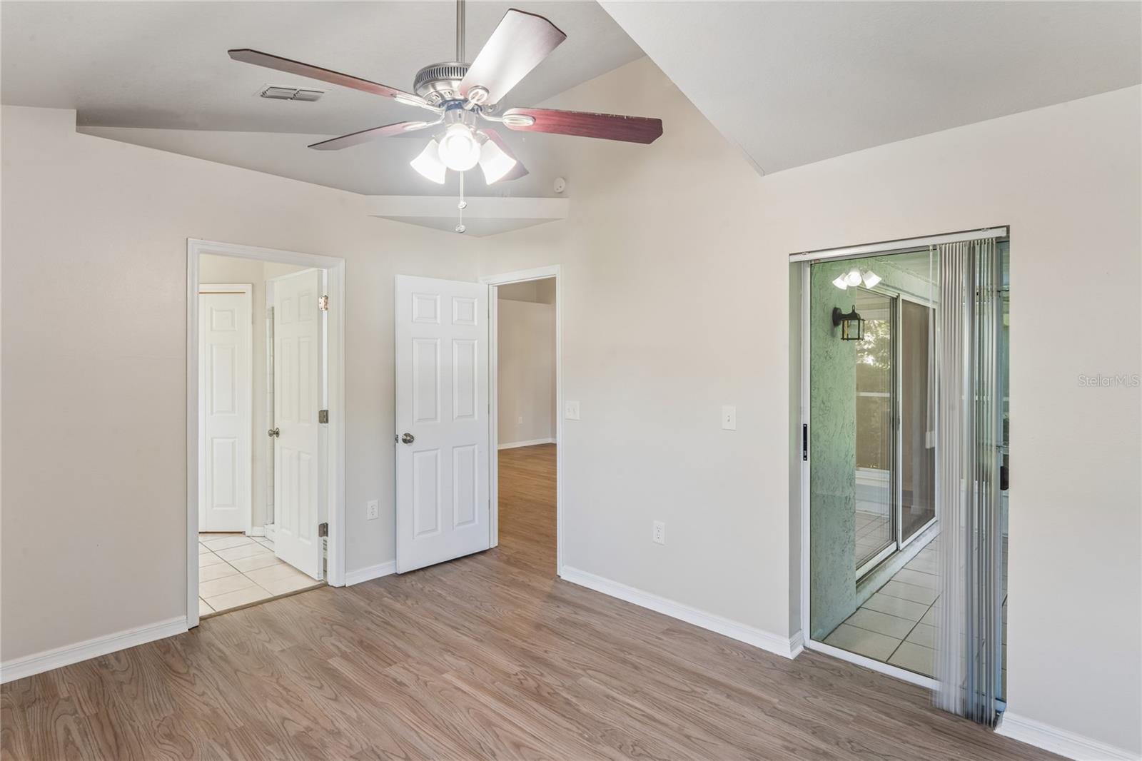 652 SAND RIDGE DR — photo 12