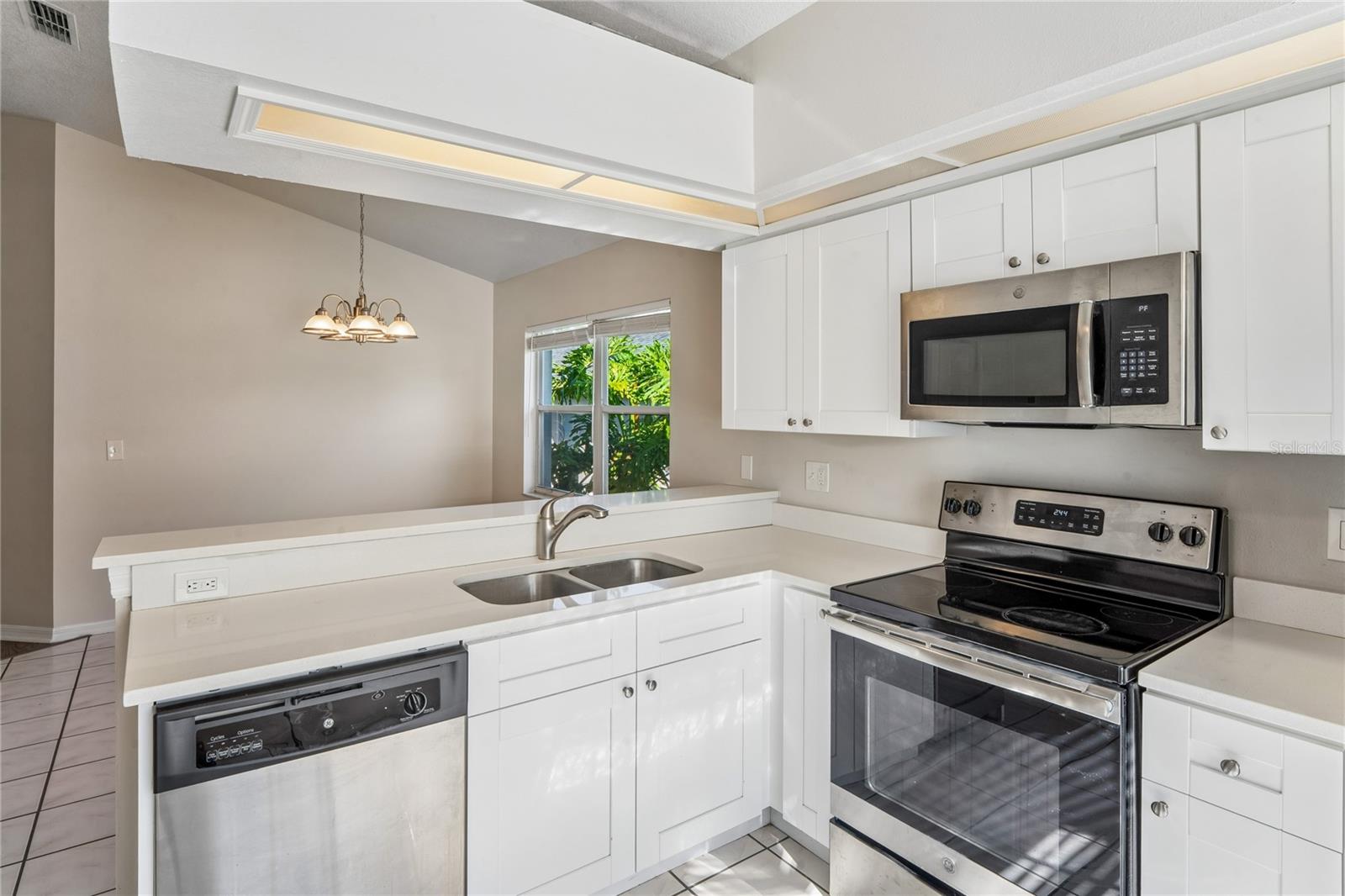 652 SAND RIDGE DR — photo 7
