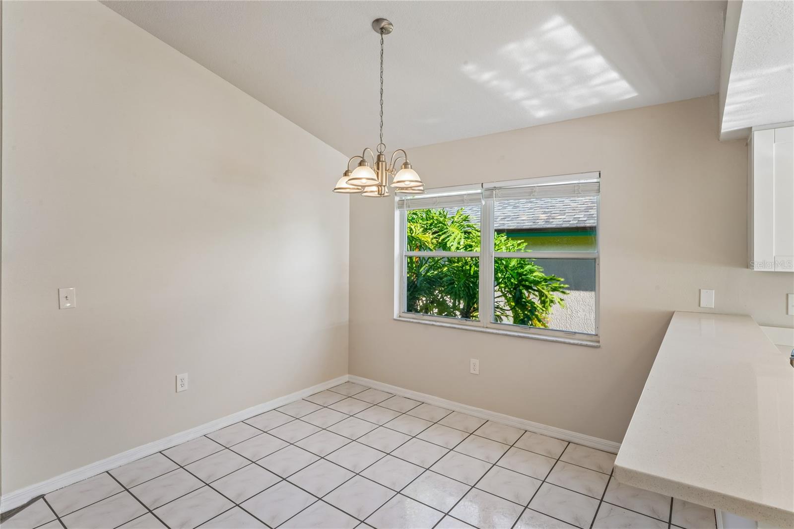 652 SAND RIDGE DR — photo 9