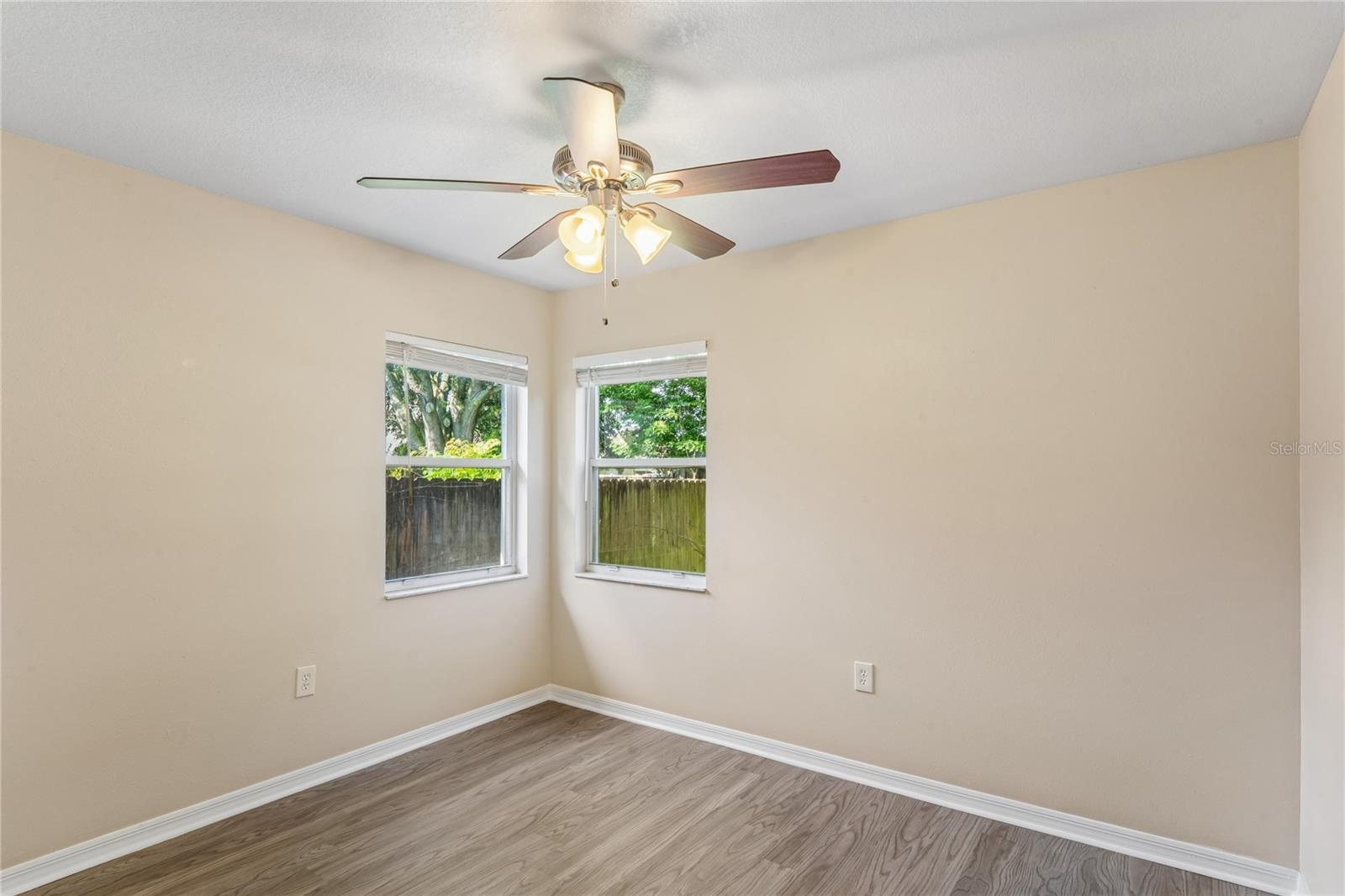 652 SAND RIDGE DR — photo 19