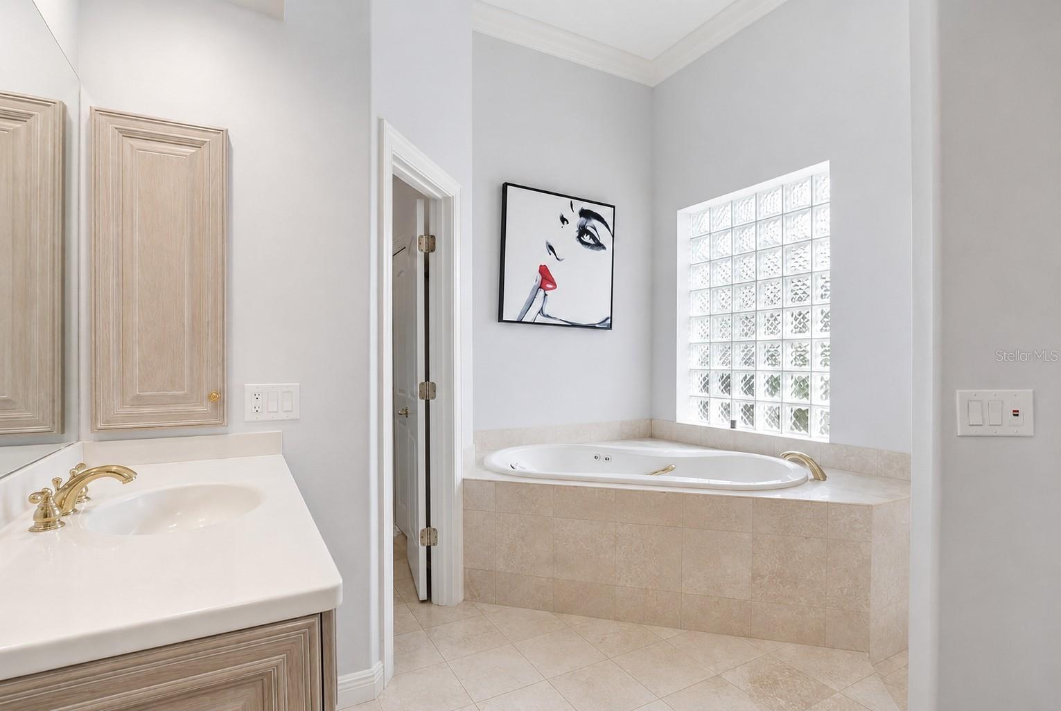 402 MACEWEN DR — photo 15