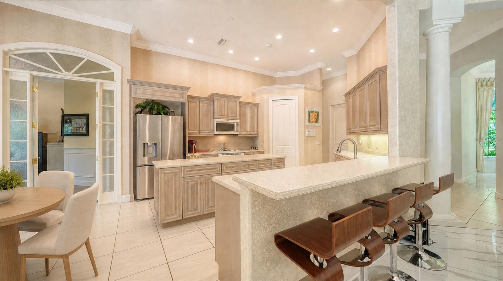 402 MACEWEN DR — photo 6