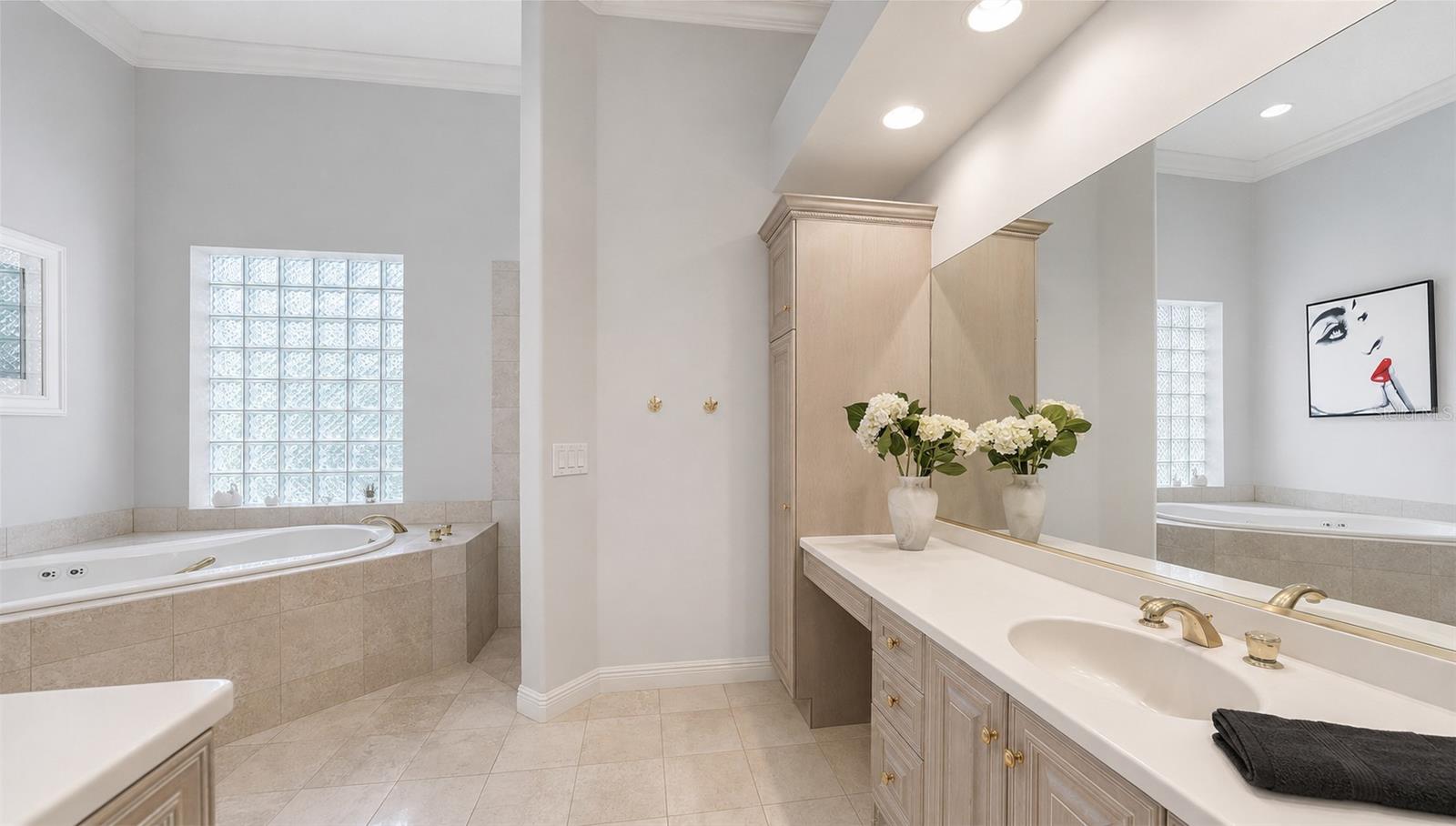 402 MACEWEN DR — photo 13