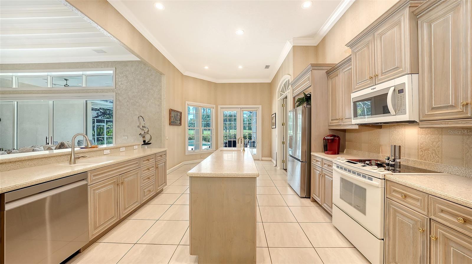 402 MACEWEN DR — photo 8