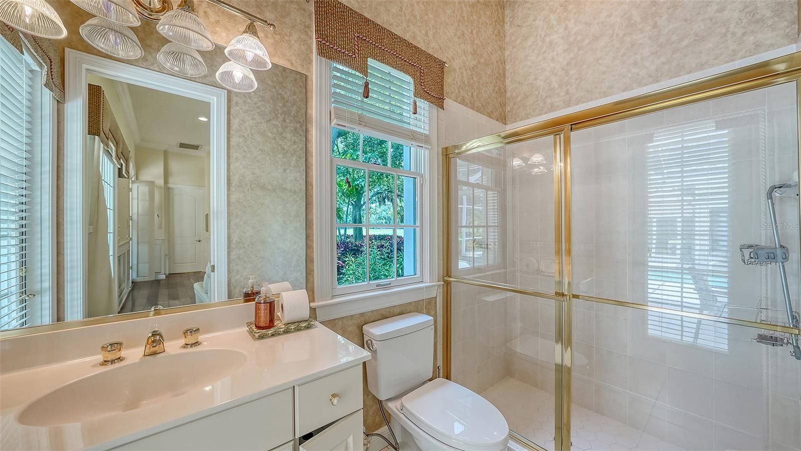 402 MACEWEN DR — photo 20