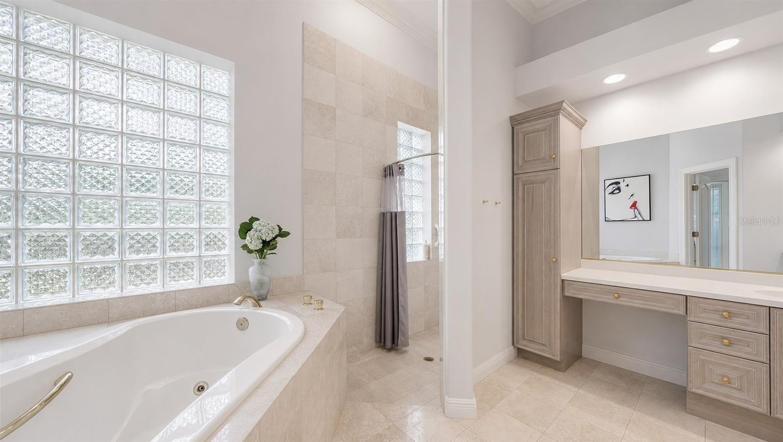 402 MACEWEN DR — photo 14