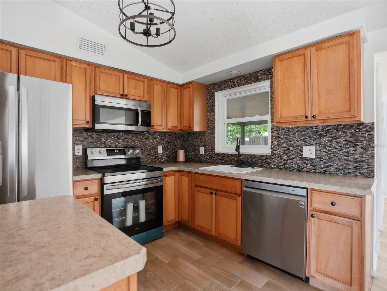 6743 LARCHMONT AVE — photo 9
