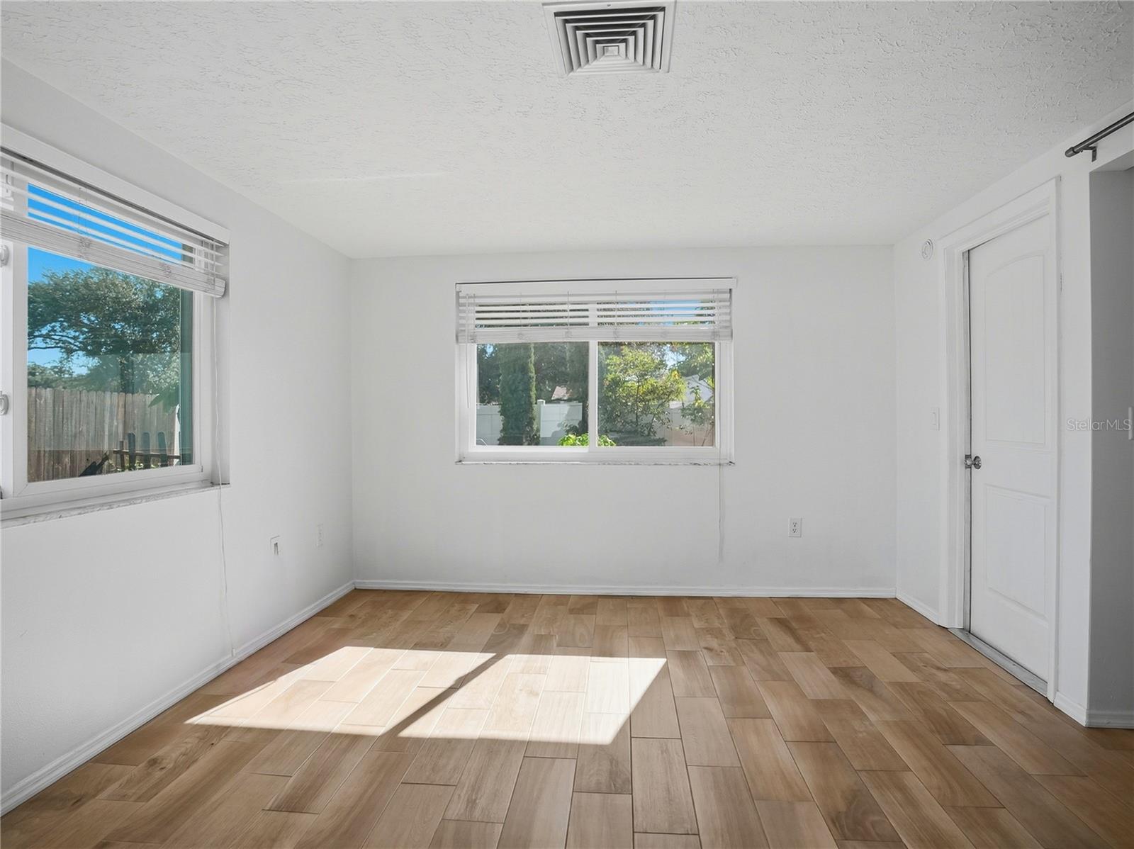 6743 LARCHMONT AVE — photo 15