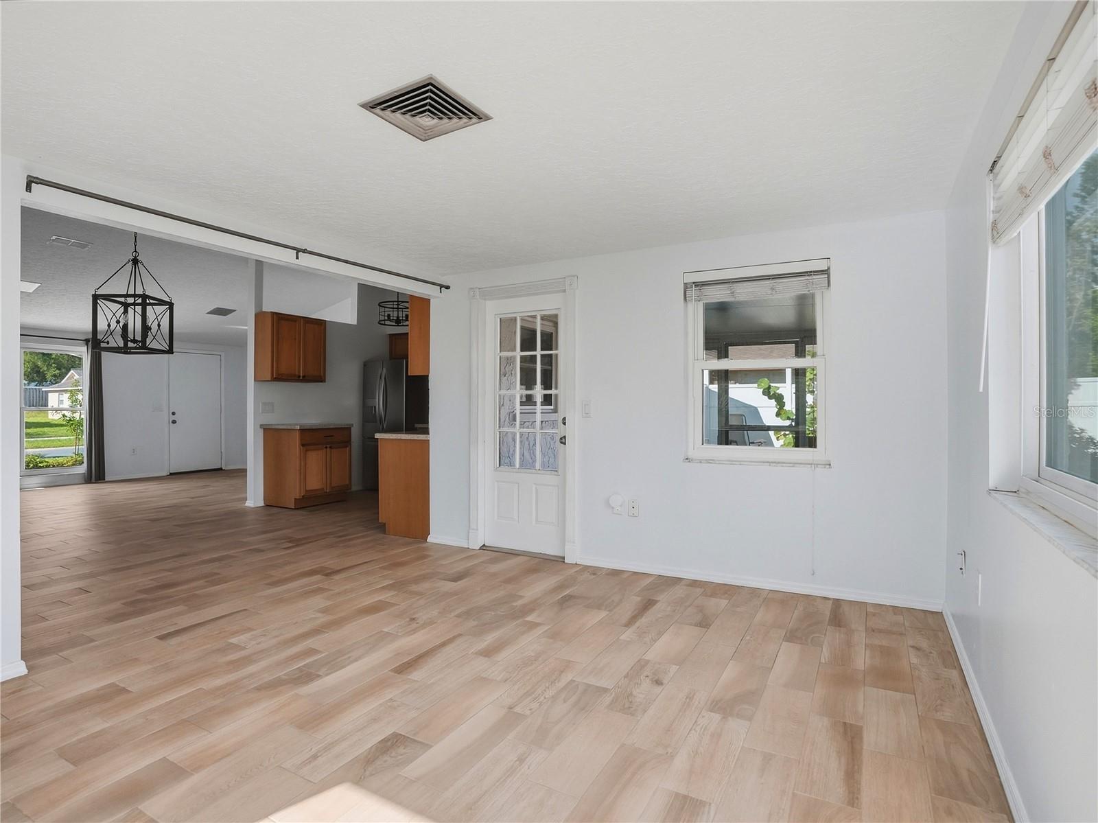 6743 LARCHMONT AVE — photo 14