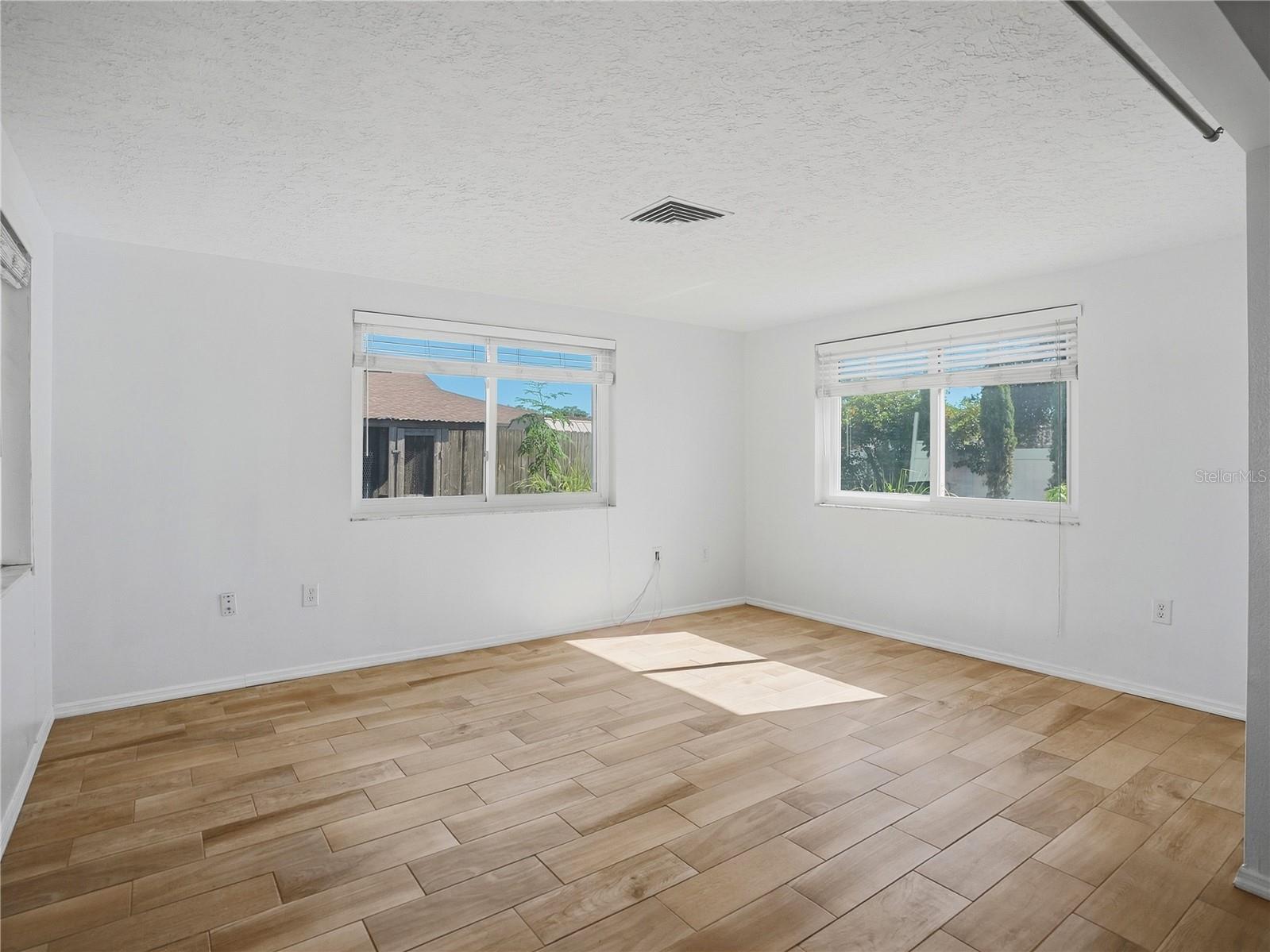 6743 LARCHMONT AVE — photo 17