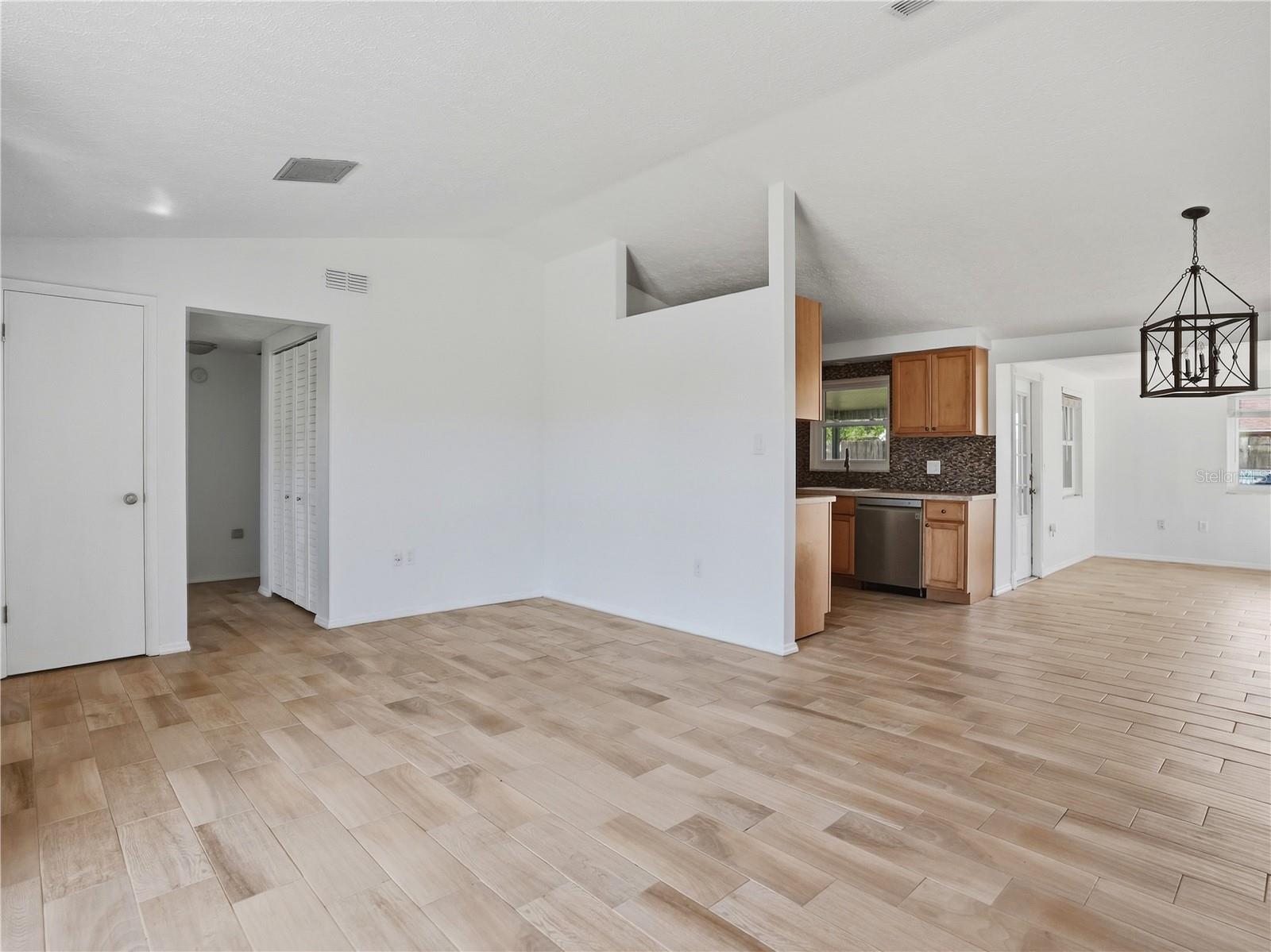 6743 LARCHMONT AVE — photo 6