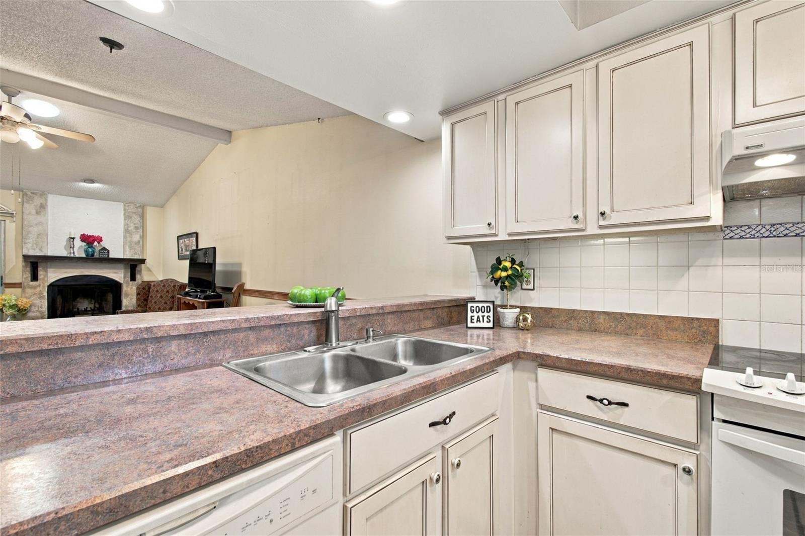 13020 LEVERINGTON ST — photo 9
