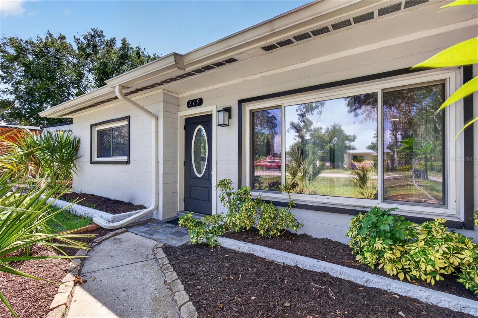 715 W BAYSHORE DR — photo 2