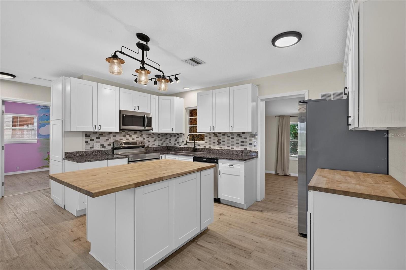 715 W BAYSHORE DR — photo 4