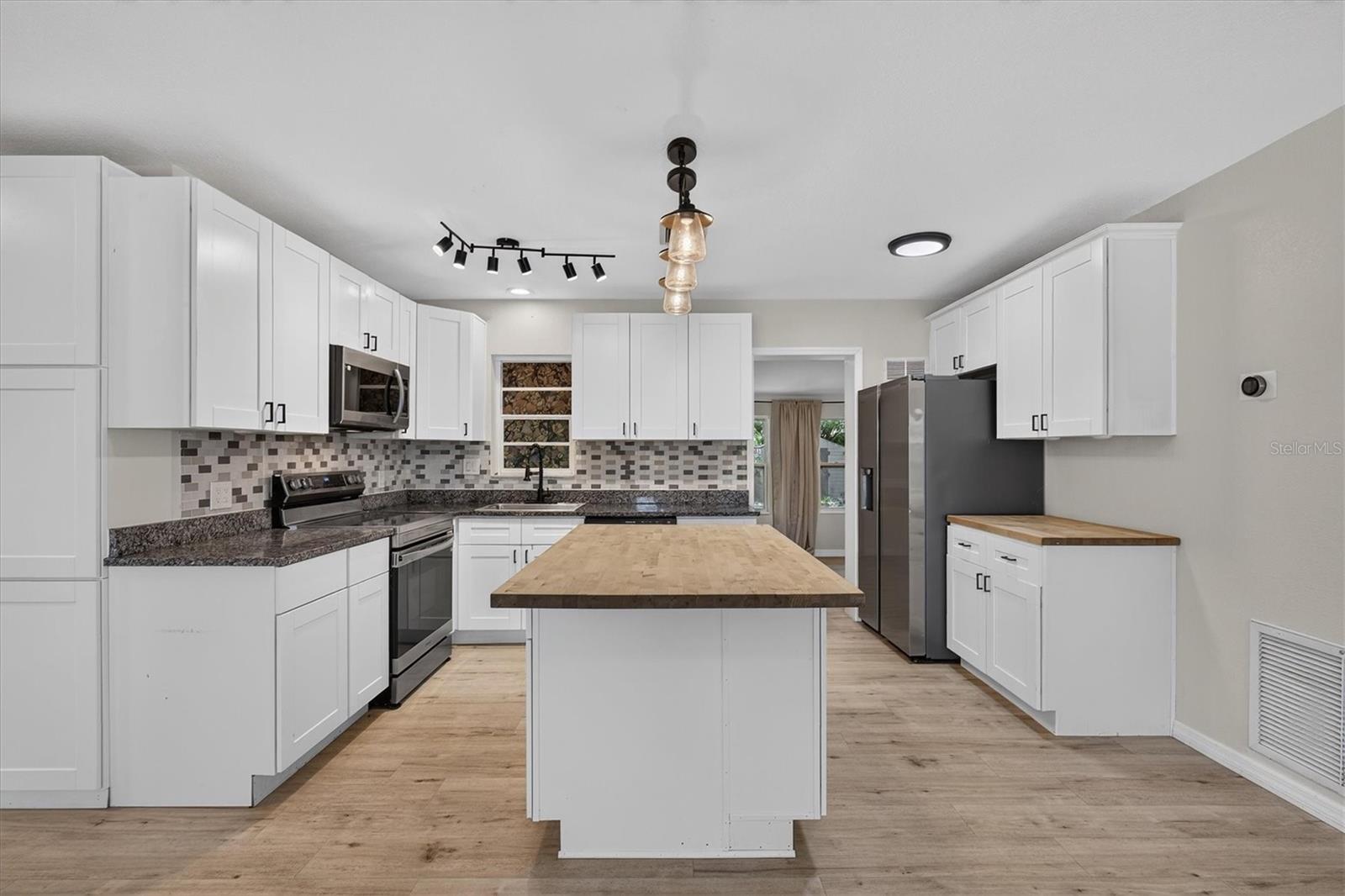 715 W BAYSHORE DR — photo 9