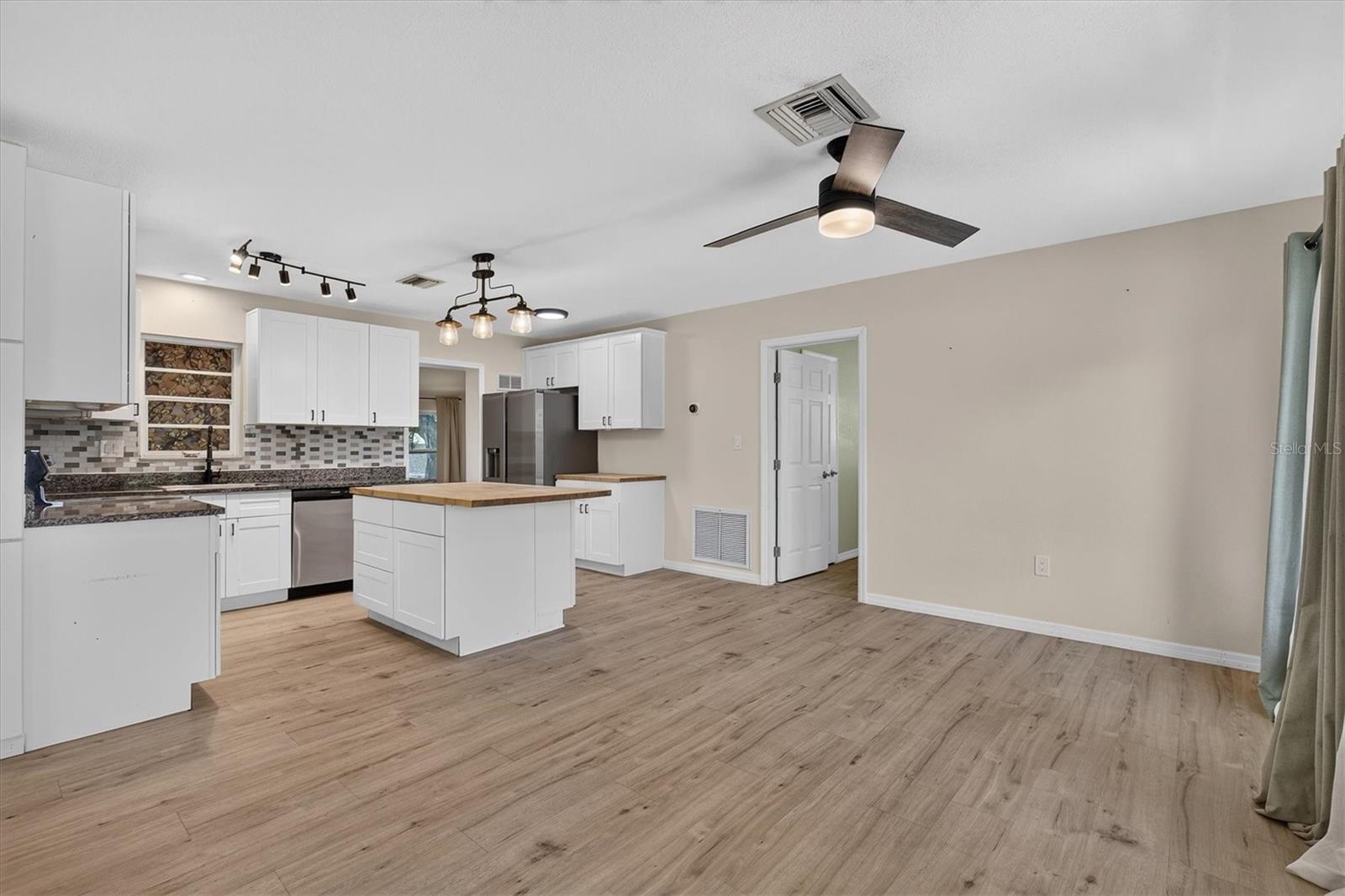 715 W BAYSHORE DR — photo 3