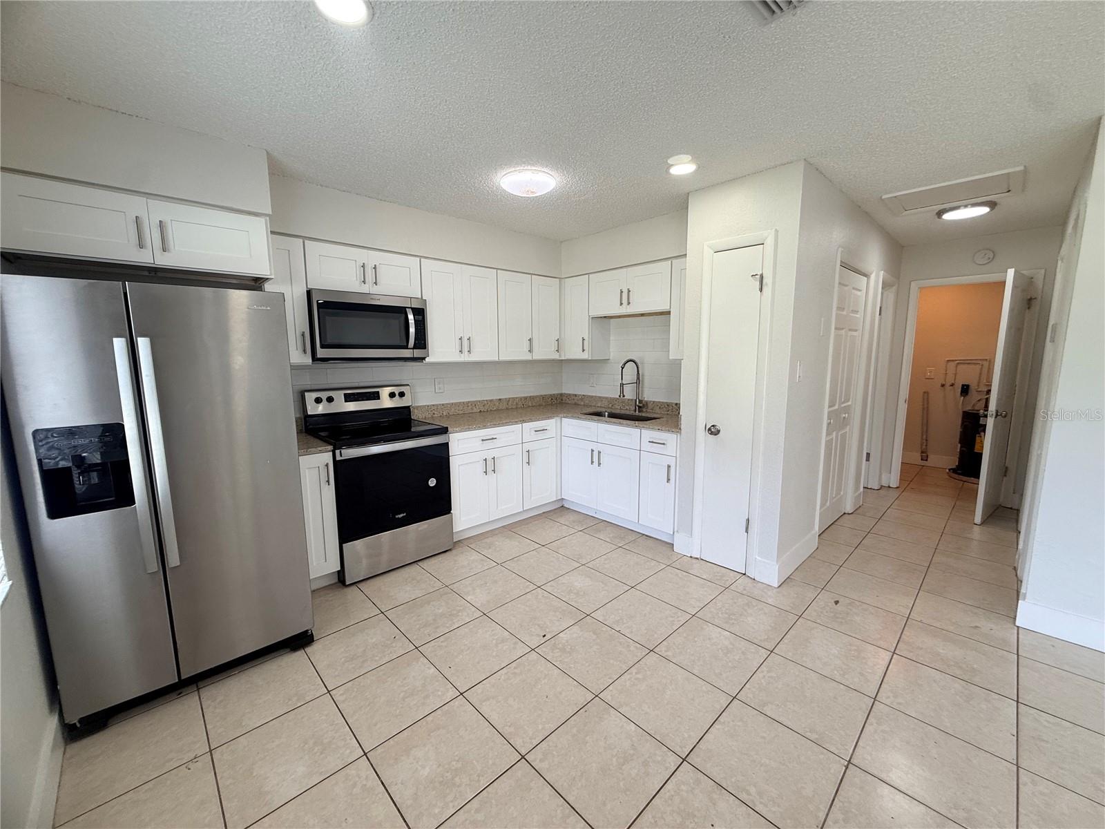 10123 N 11TH ST #B — photo 14