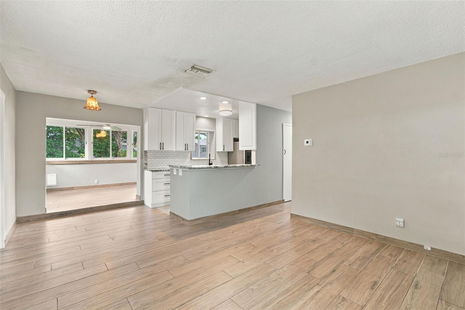 2315 AMHERST AVE — photo 8