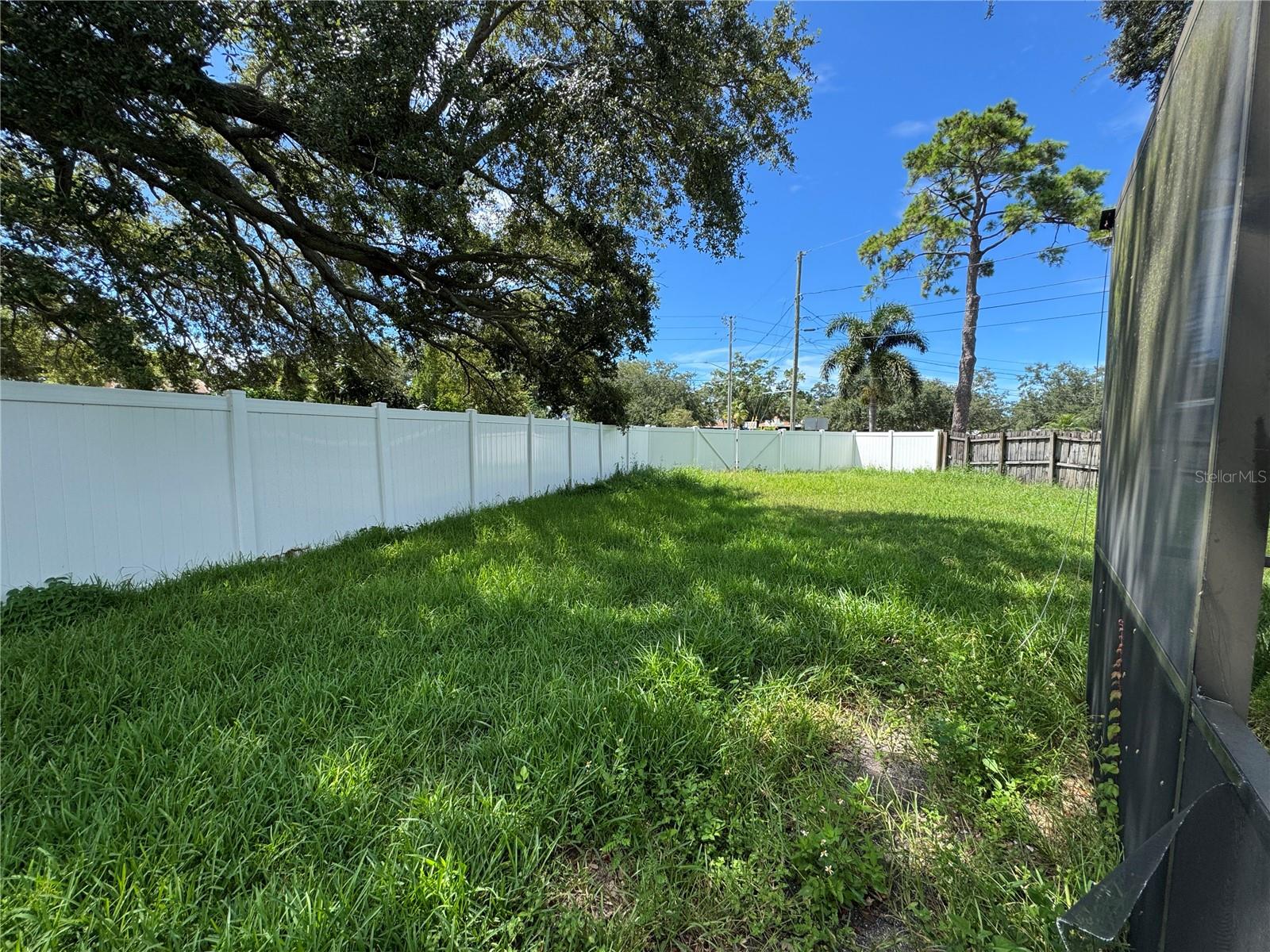 2076 BUTTERNUT CIR W — photo 24