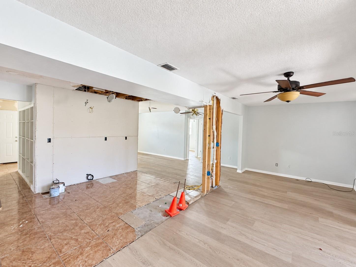 2076 BUTTERNUT CIR W — photo 17
