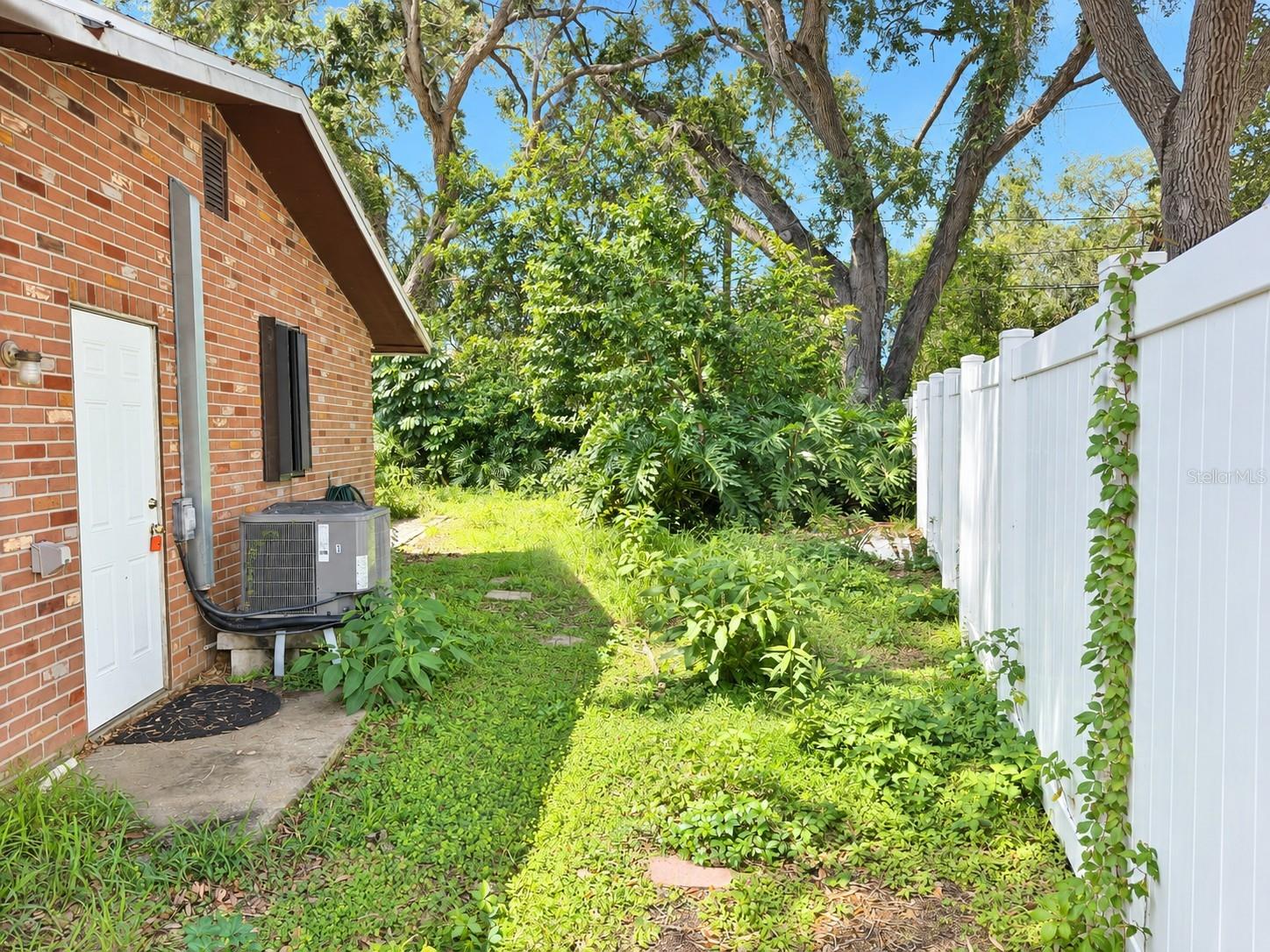 2076 BUTTERNUT CIR W — photo 26