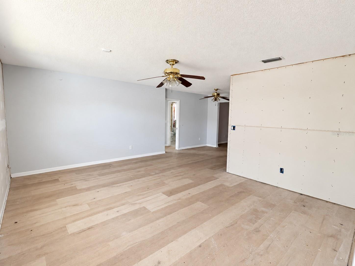 2076 BUTTERNUT CIR W — photo 15