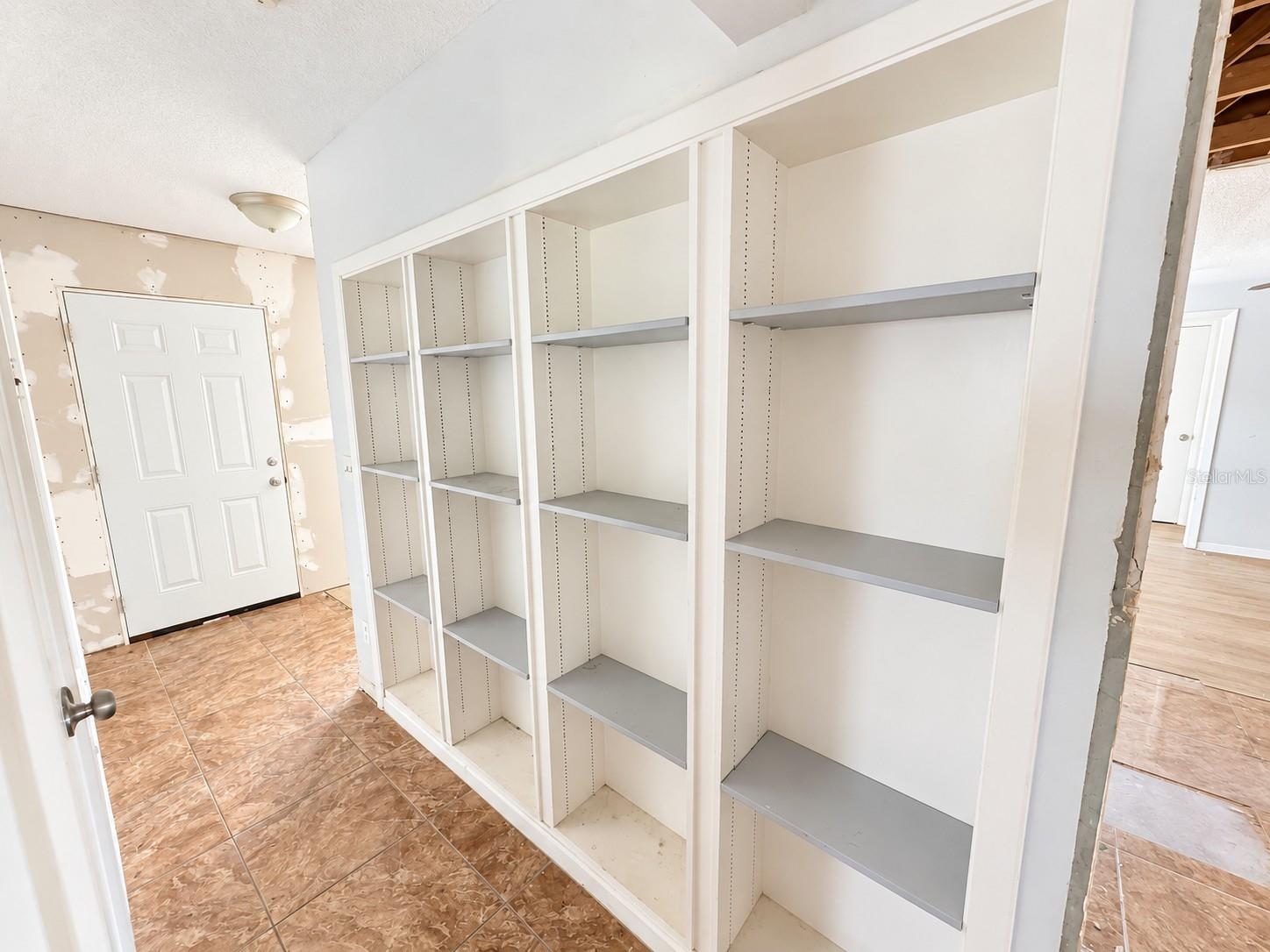 2076 BUTTERNUT CIR W — photo 16