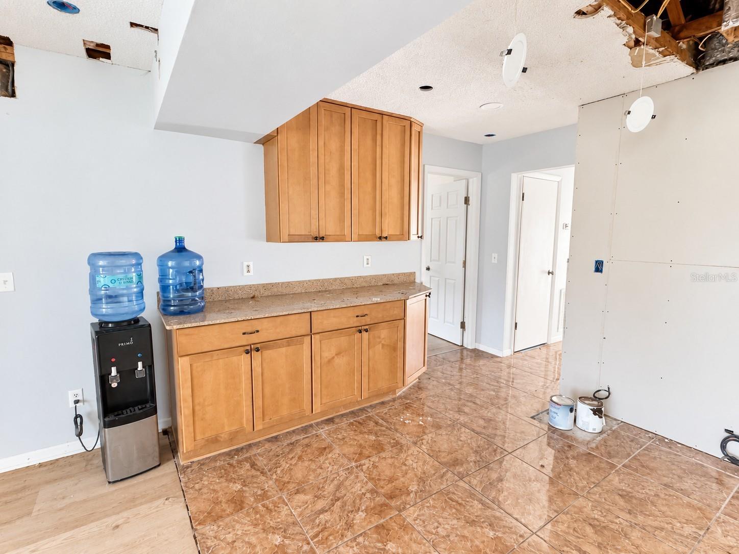 2076 BUTTERNUT CIR W — photo 18