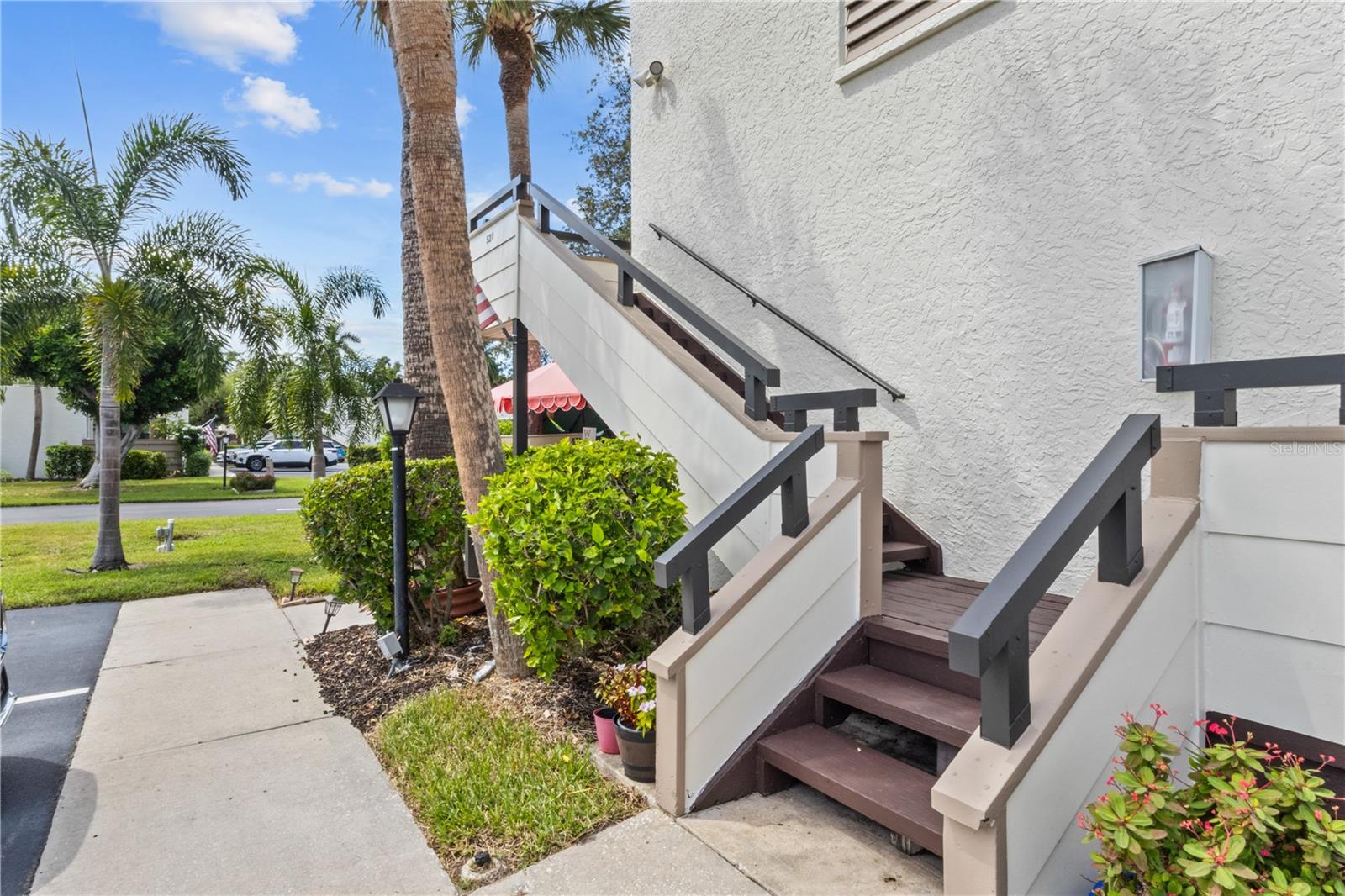 521 LAKESIDE DR — photo 40