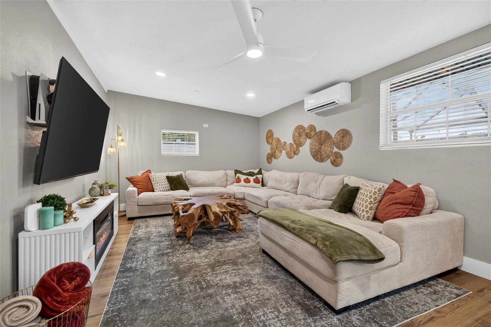4018 HELENA ST NE — photo 20