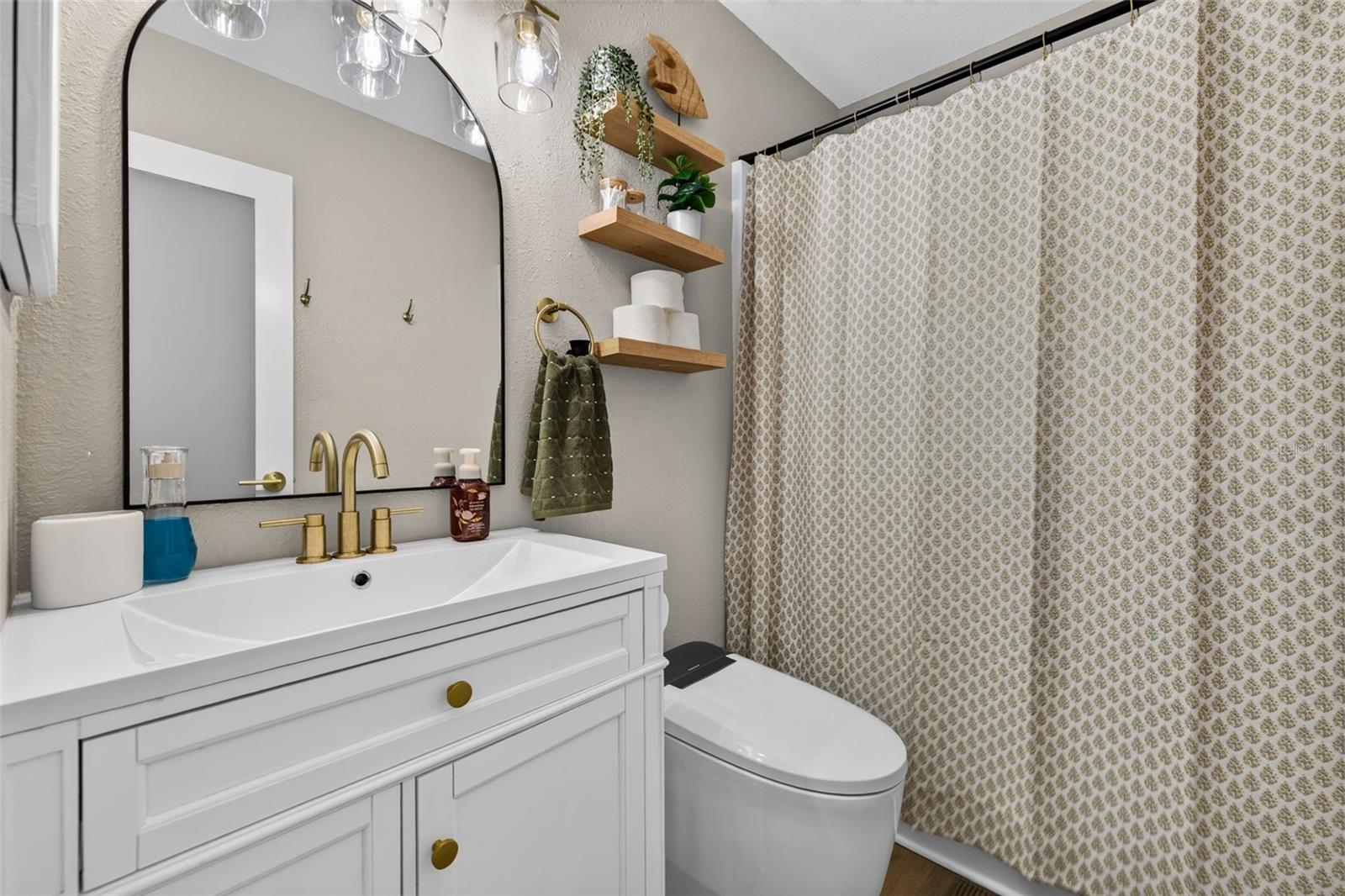 4018 HELENA ST NE — photo 17