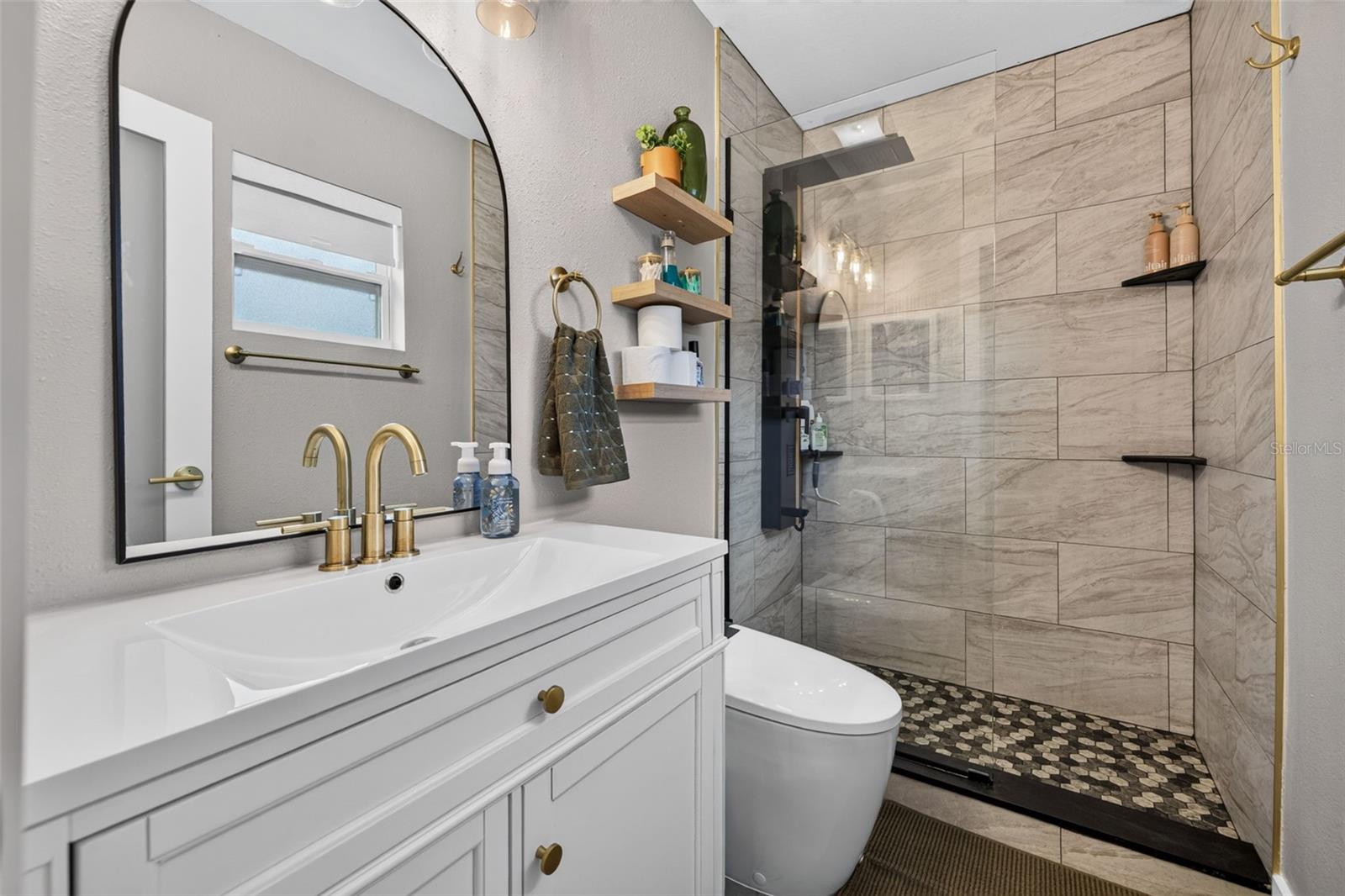 4018 HELENA ST NE — photo 25