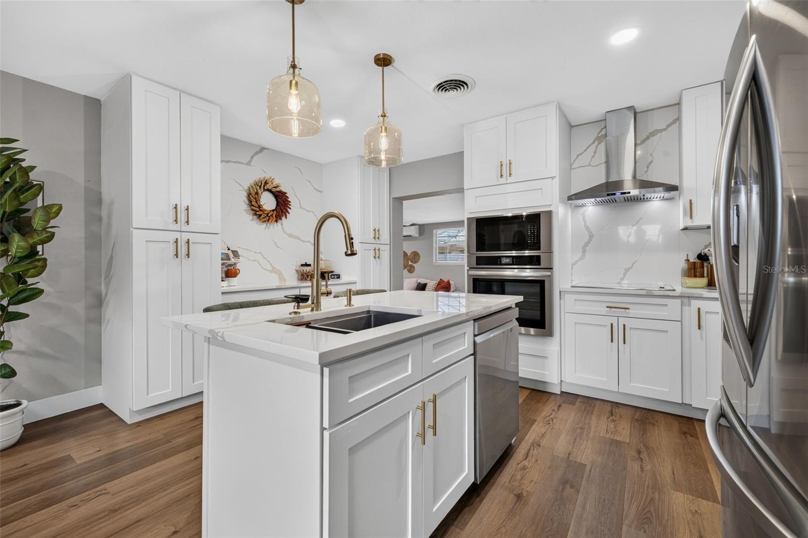 4018 HELENA ST NE — photo 9
