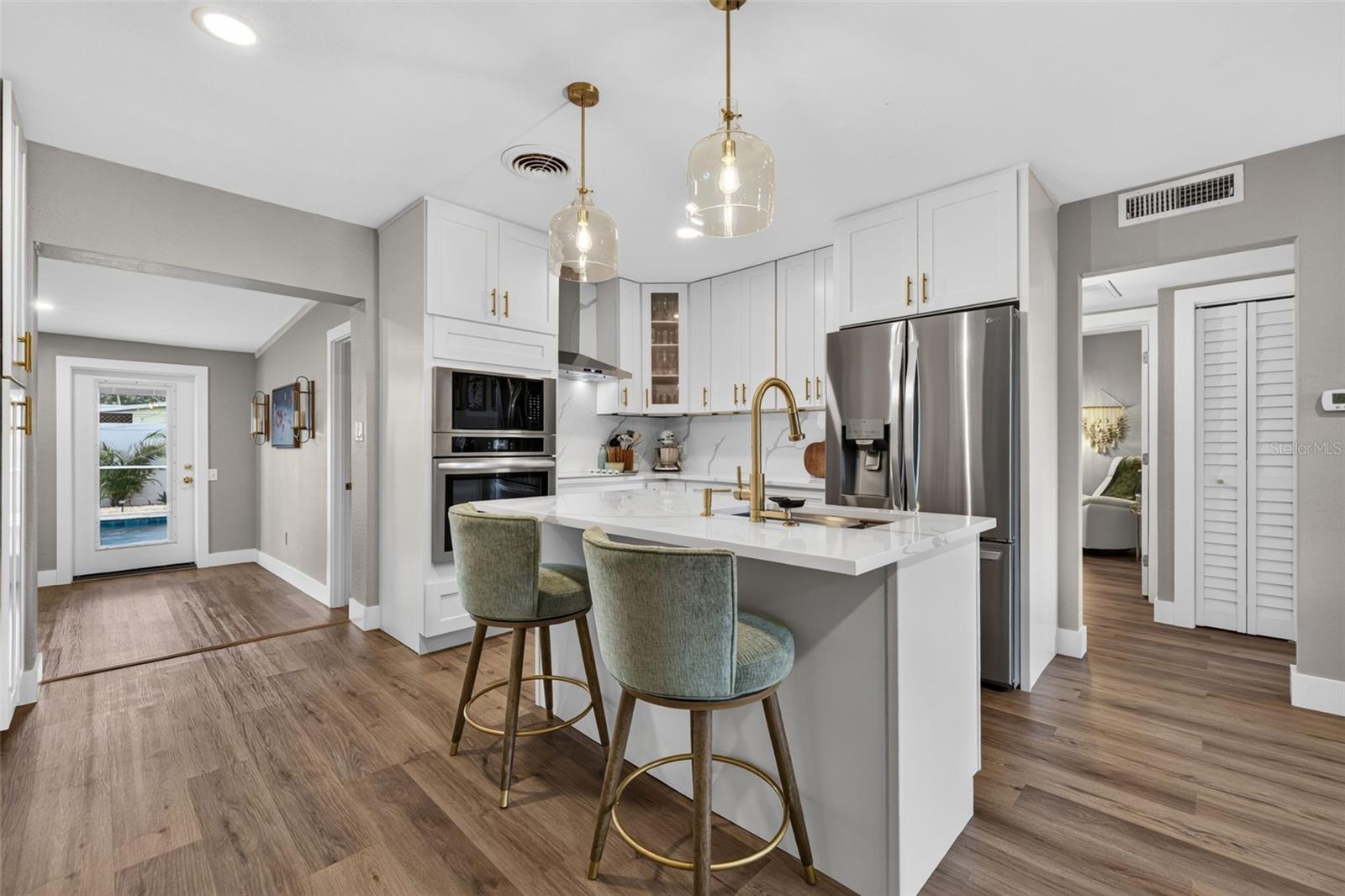 4018 HELENA ST NE — photo 8