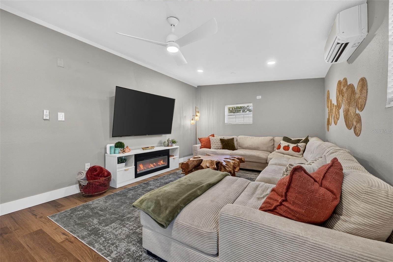 4018 HELENA ST NE — photo 21