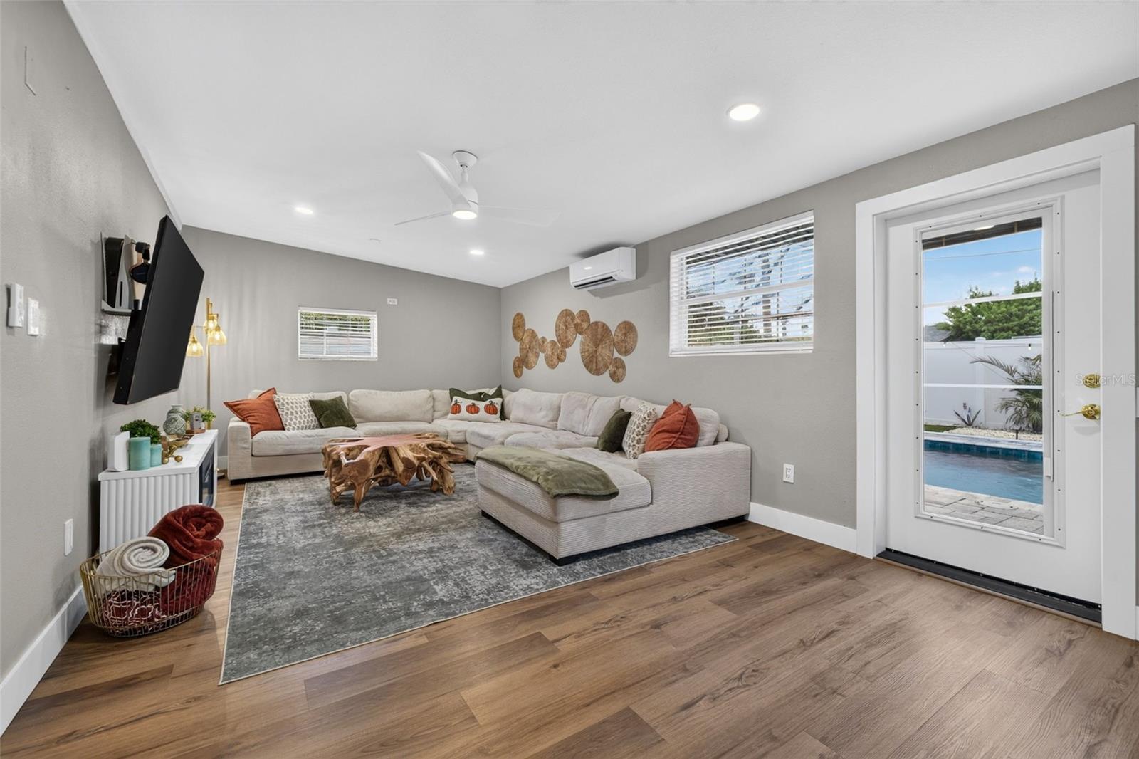 4018 HELENA ST NE — photo 19