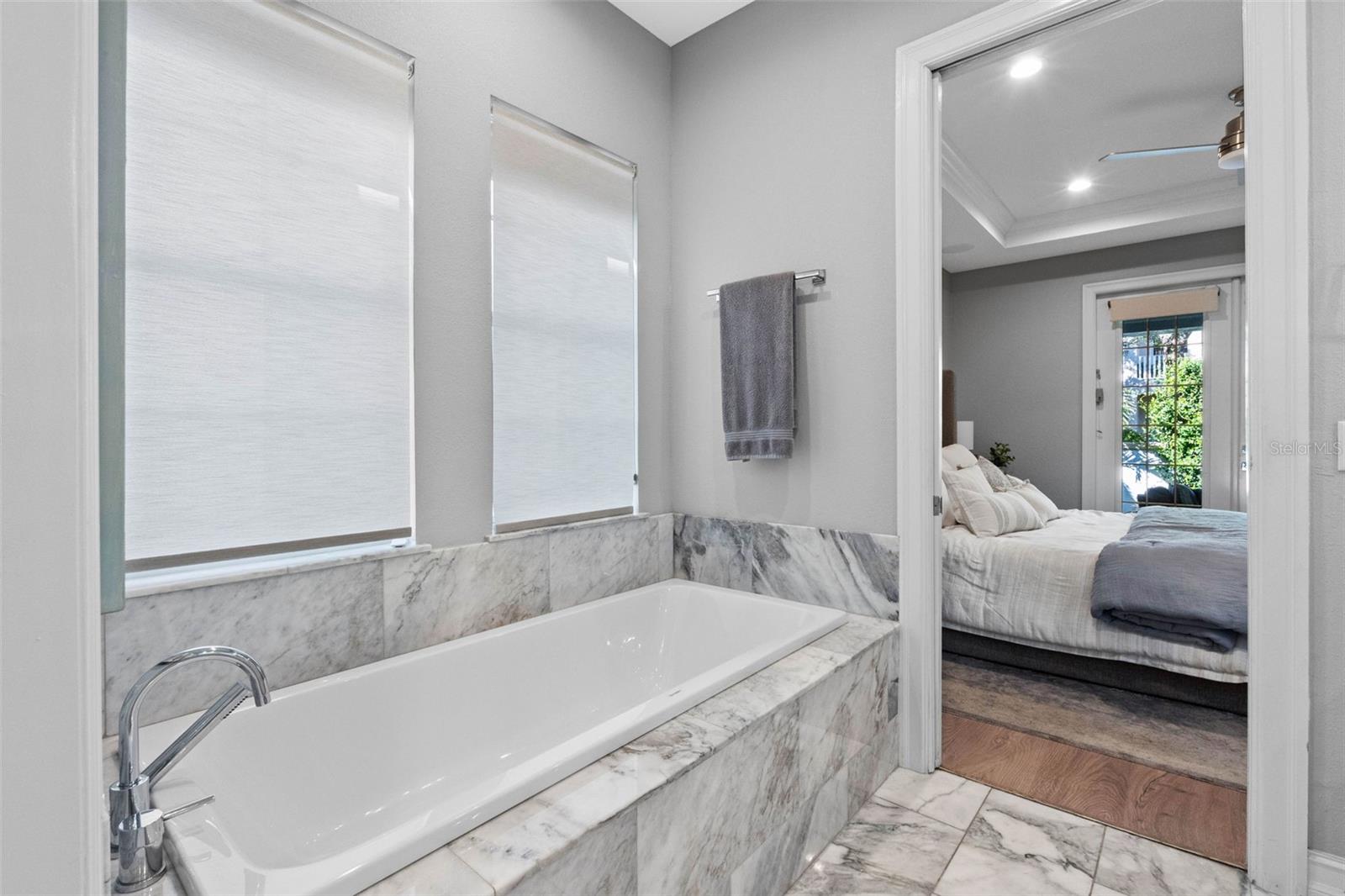 6054 YEATS MANOR DR — photo 28