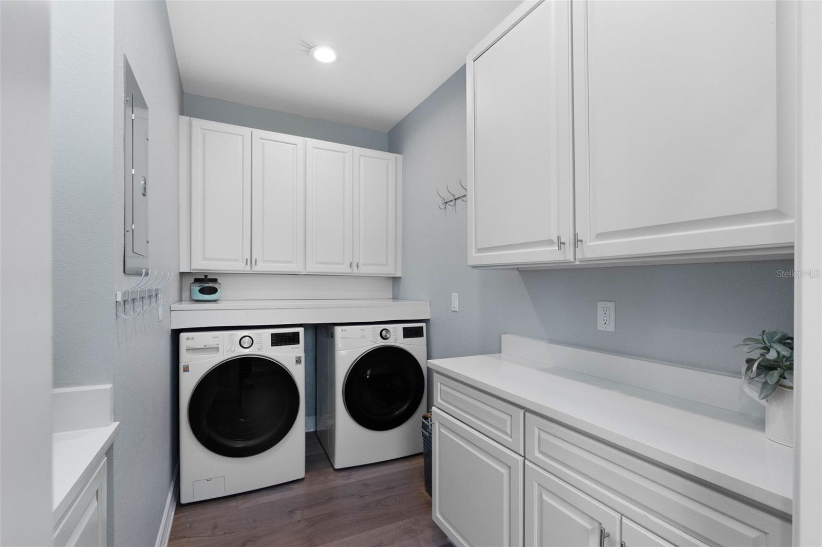 6054 YEATS MANOR DR — photo 49