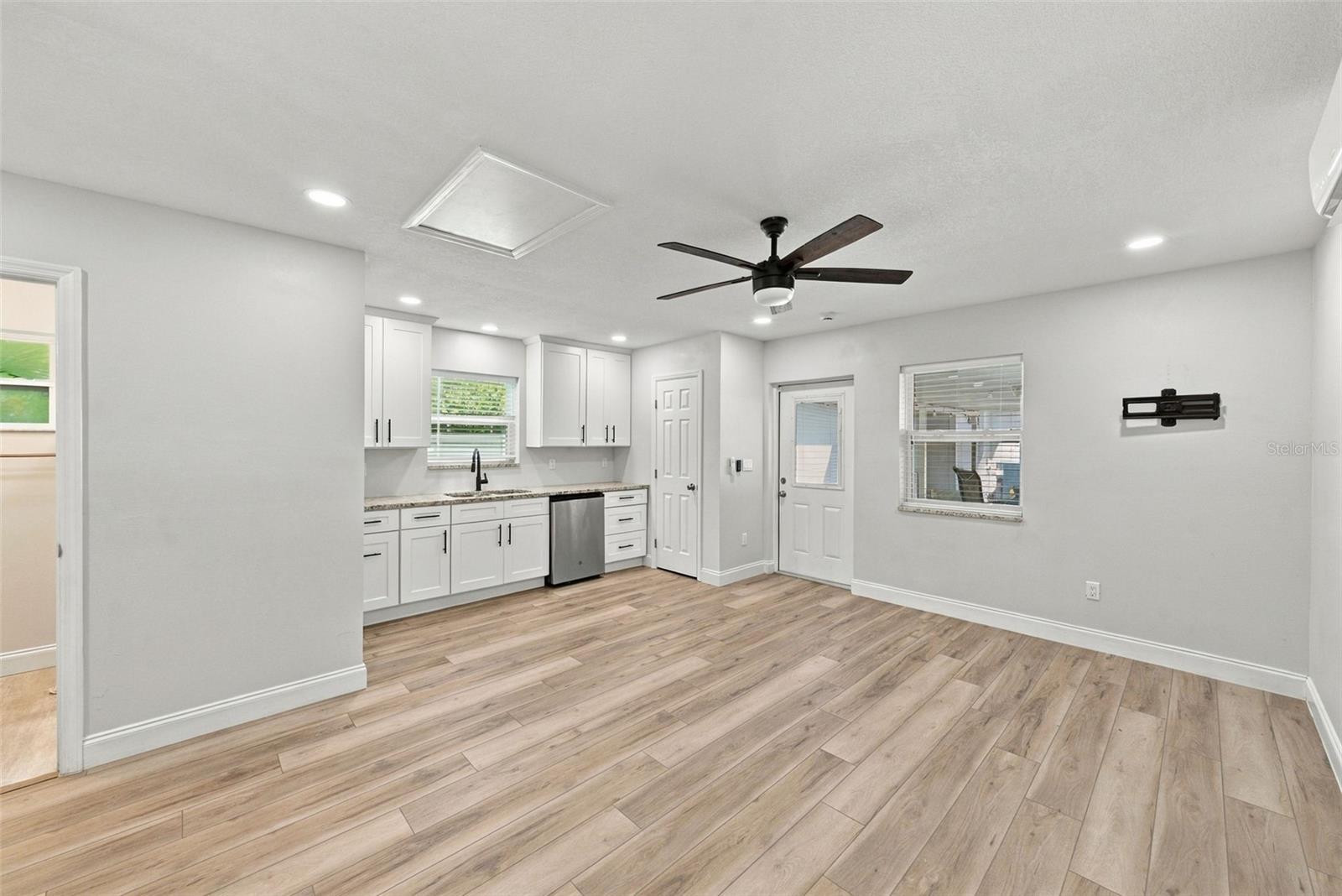 109 E JEAN ST — photo 31