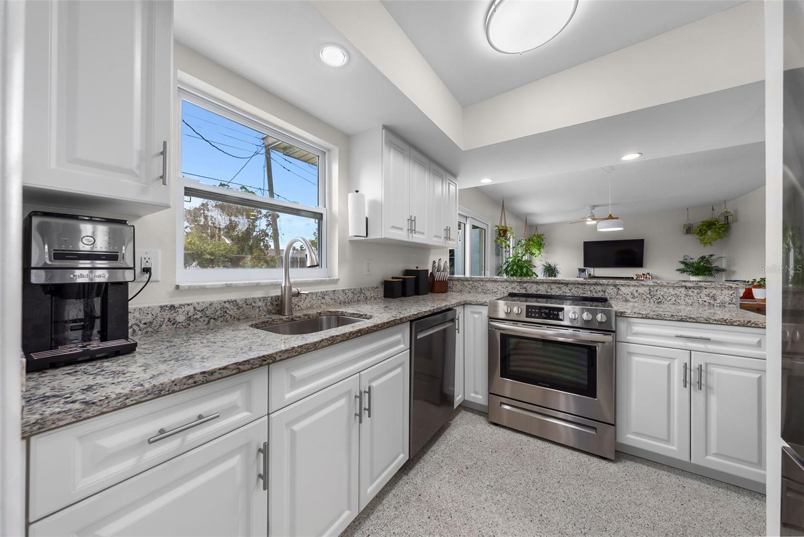 8081 CASCADAS AVE — photo 21