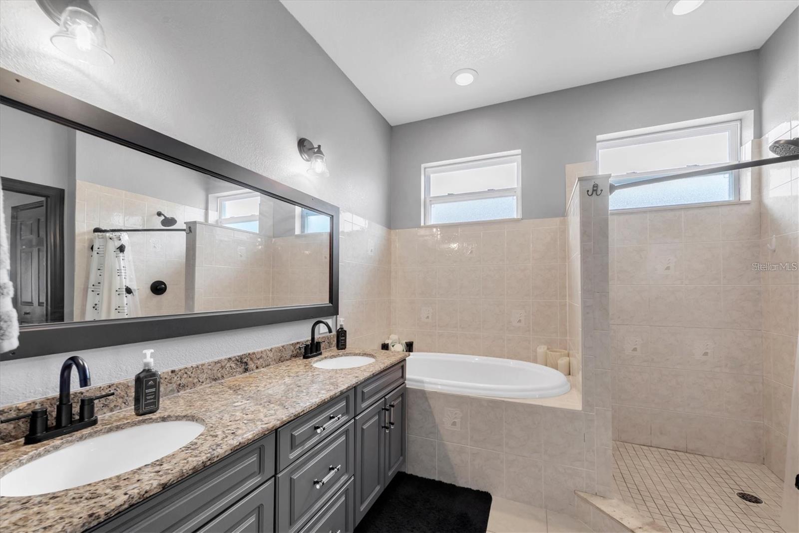 8930 N NEWPORT AVE — photo 29