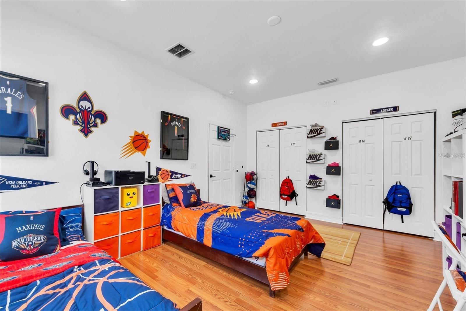 8930 N NEWPORT AVE — photo 34