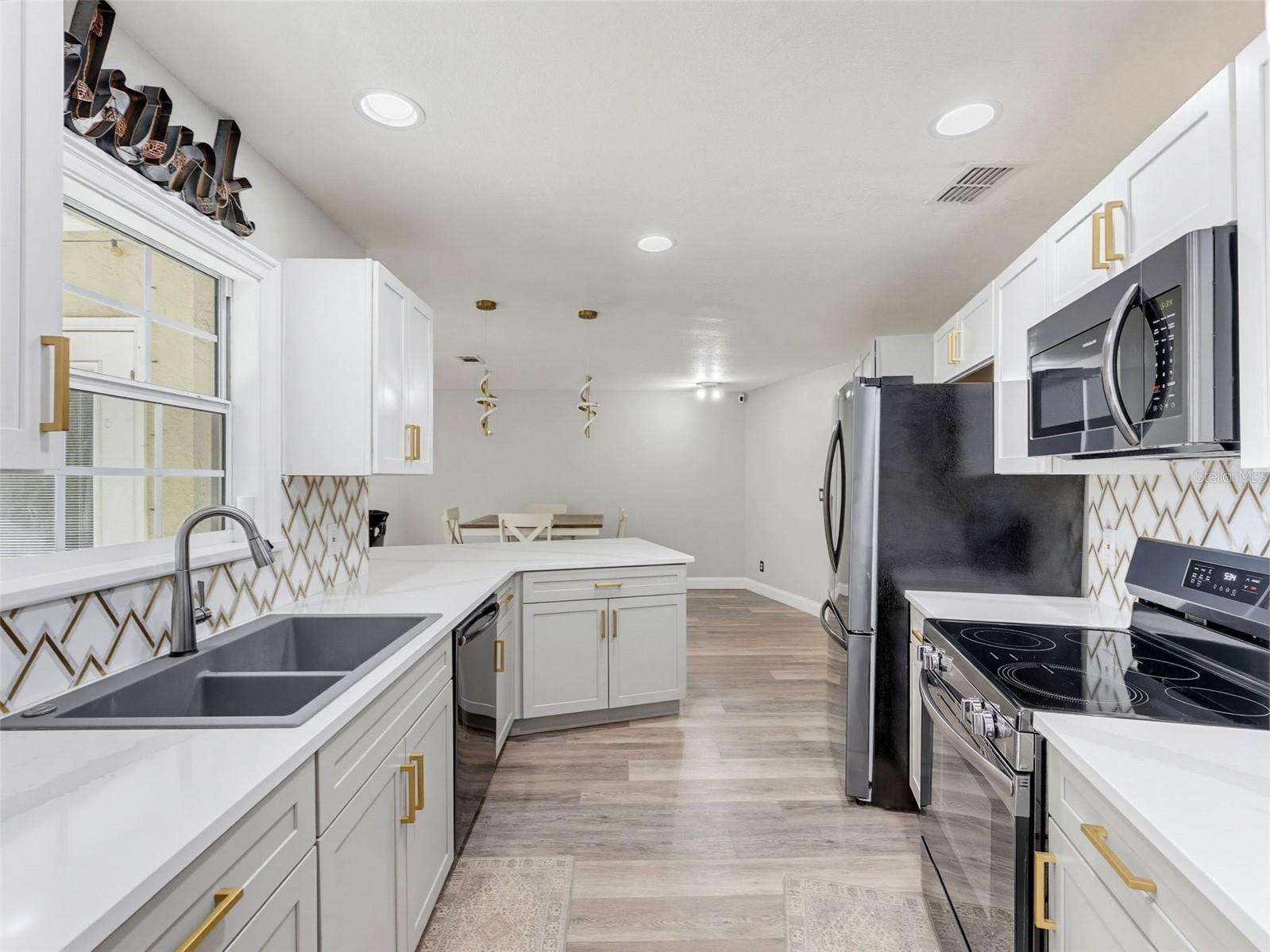 1846 DEL ROBLES DR — photo 2
