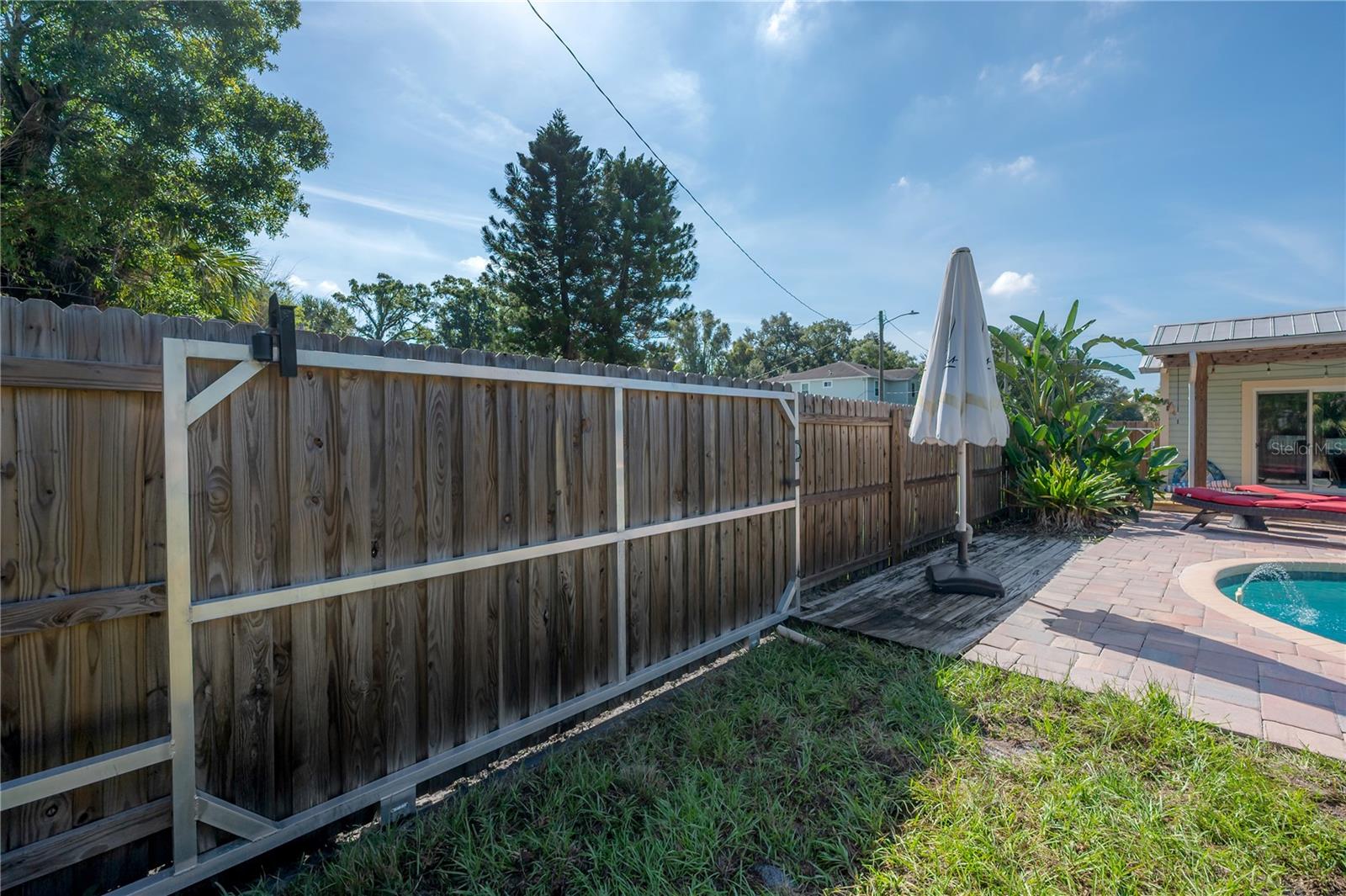 203 W FRIERSON AVE — photo 60