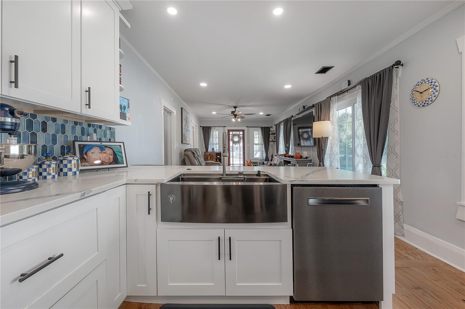 203 W FRIERSON AVE — photo 15