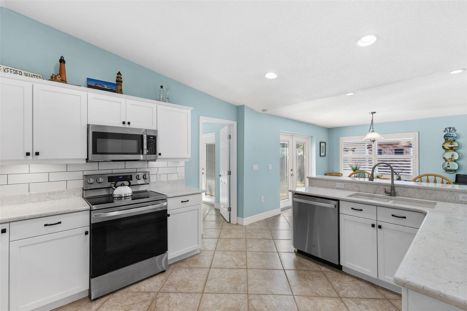 2287 CAROLYN DR — photo 12