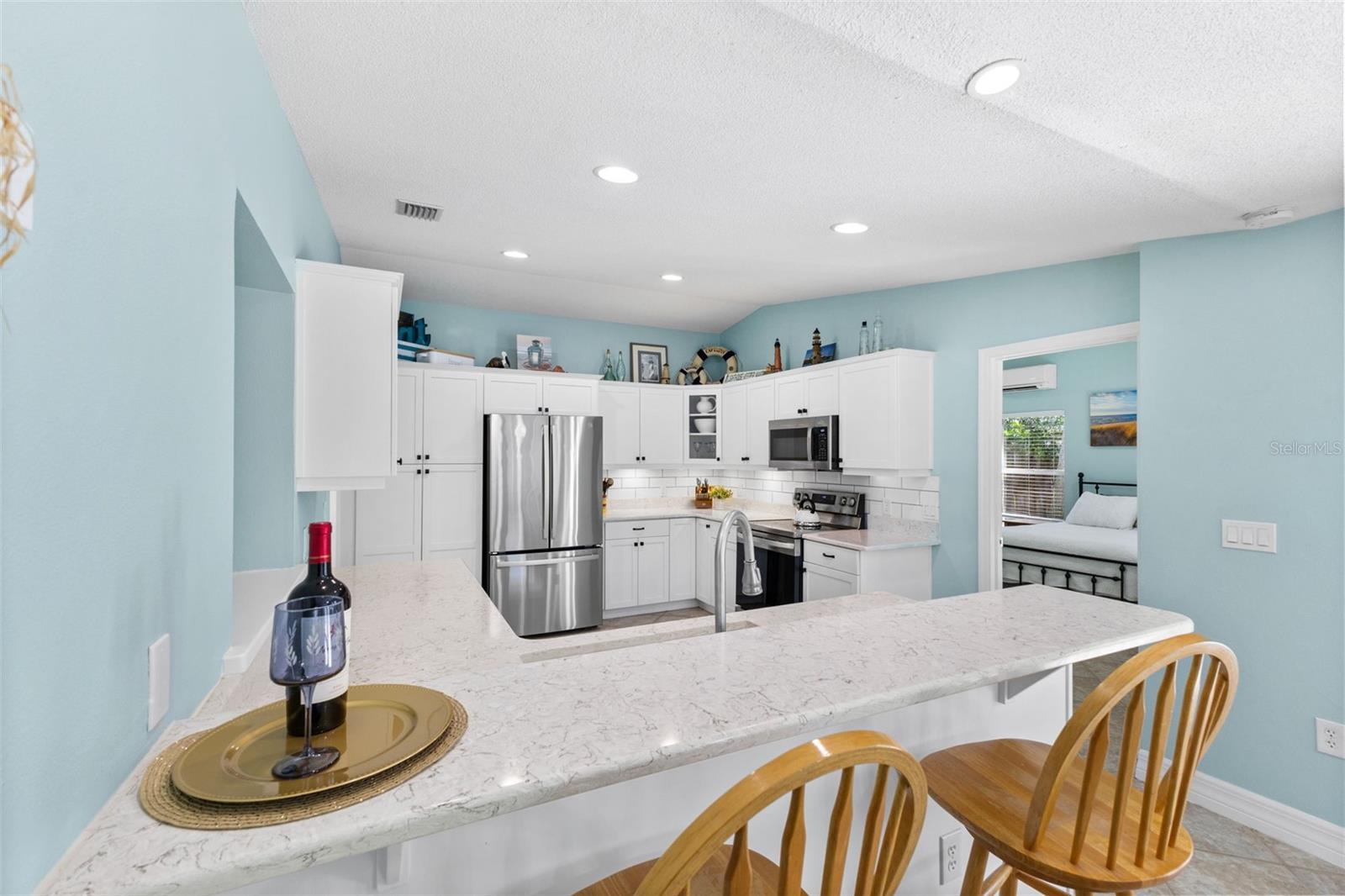 2287 CAROLYN DR — photo 8