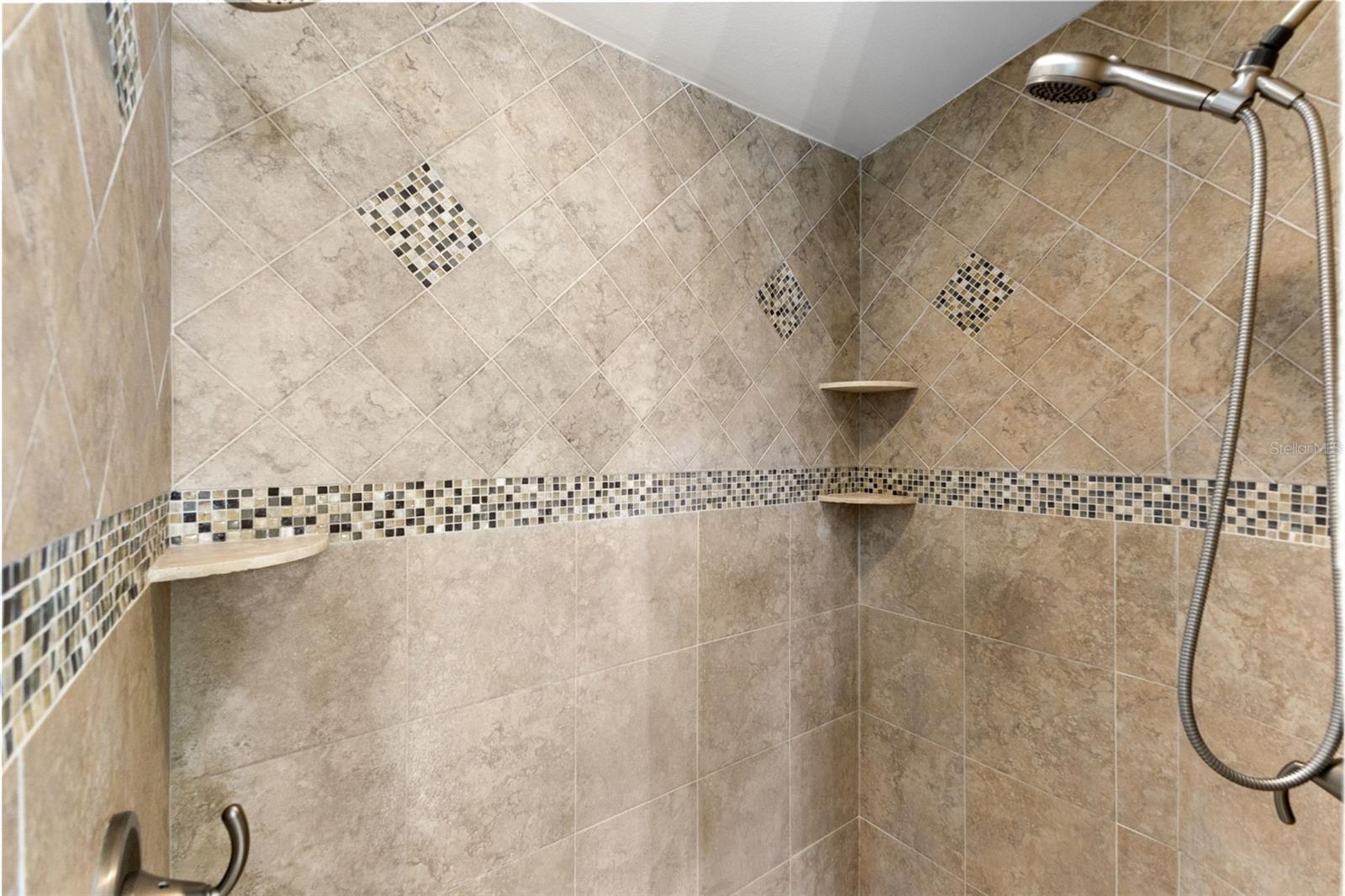 2287 CAROLYN DR — photo 17